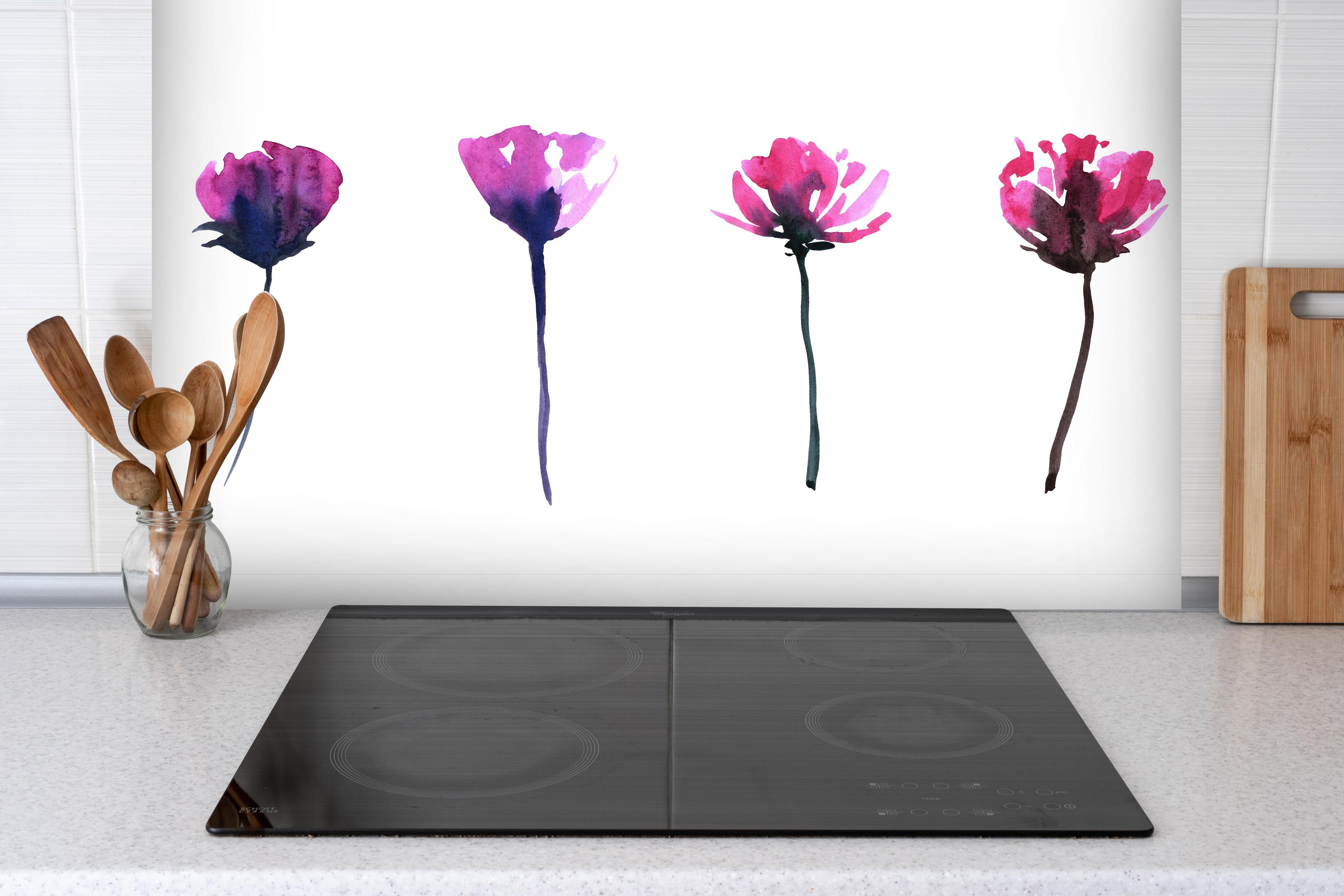 Spritzschutz - Abstraktes modernes Blumenset hinter einem Cerankochfeld zwischen Holz-Kochutensilien