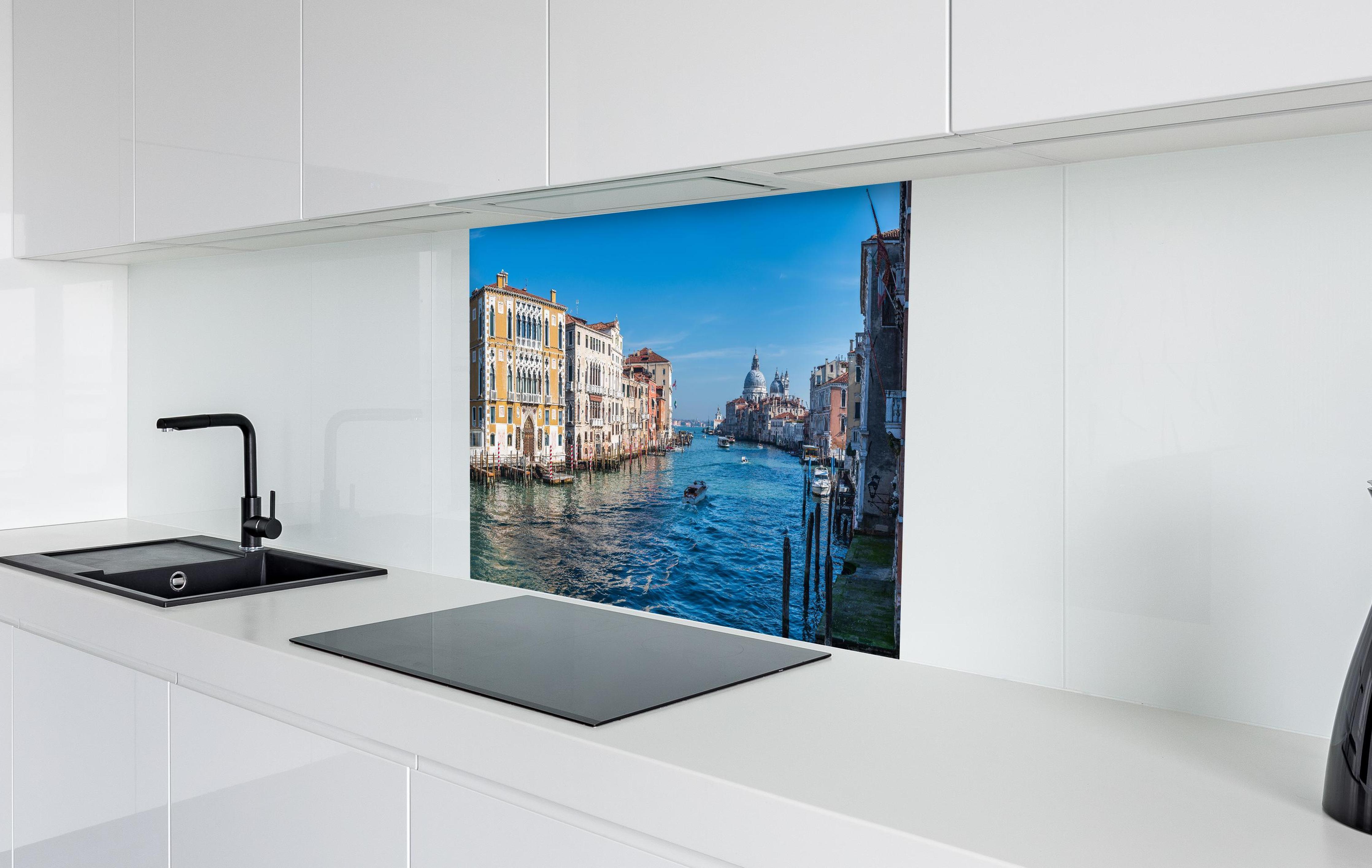 Spritzschutz - Accademia Brücke Venedig in weißer Hochglanz-Küche hinter einem Cerankochfeld