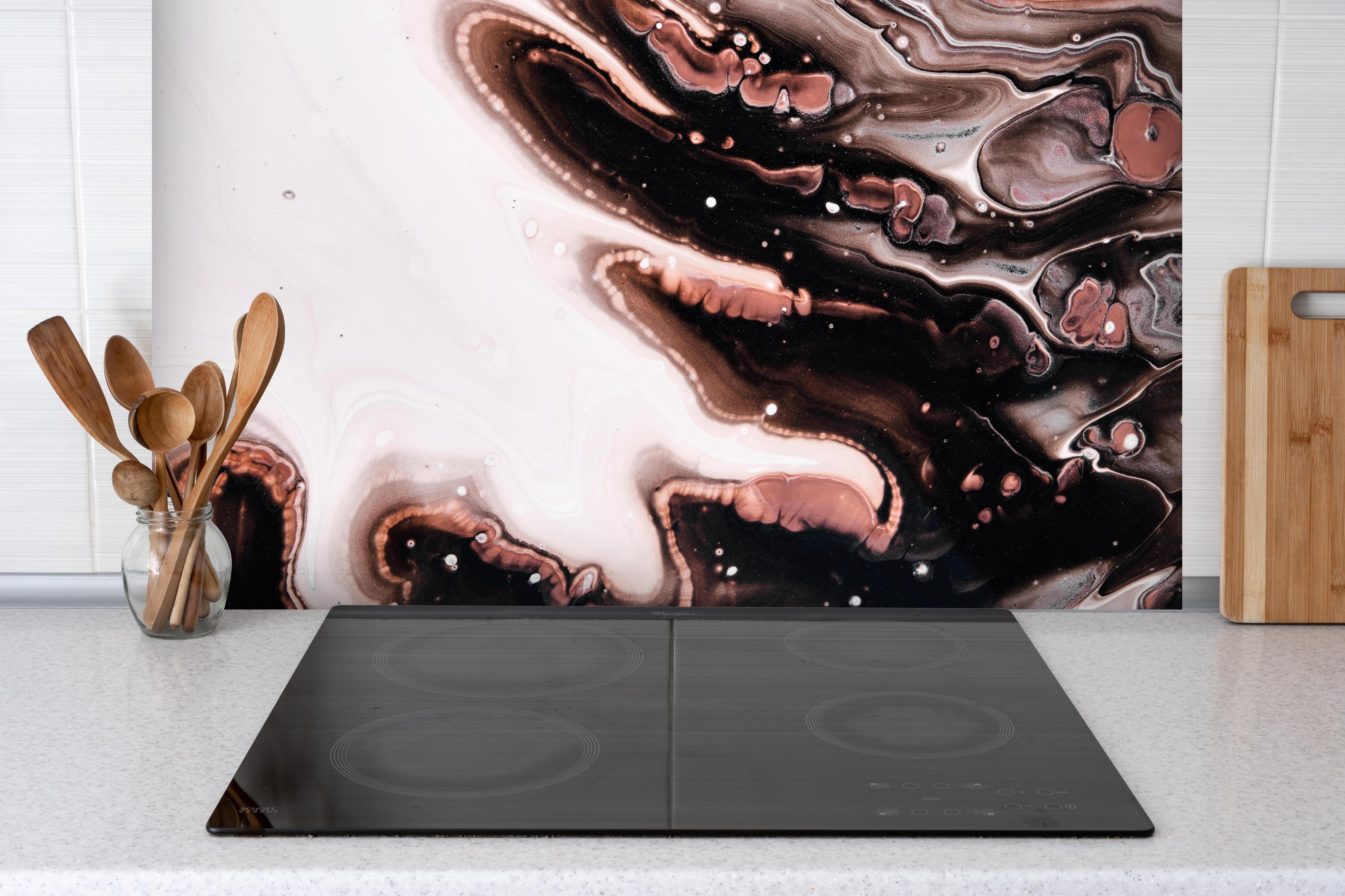 Spritzschutz - Acryl Flüssigkunst - Dunkle Farben hinter einem Cerankochfeld zwischen Holz-Kochutensilien