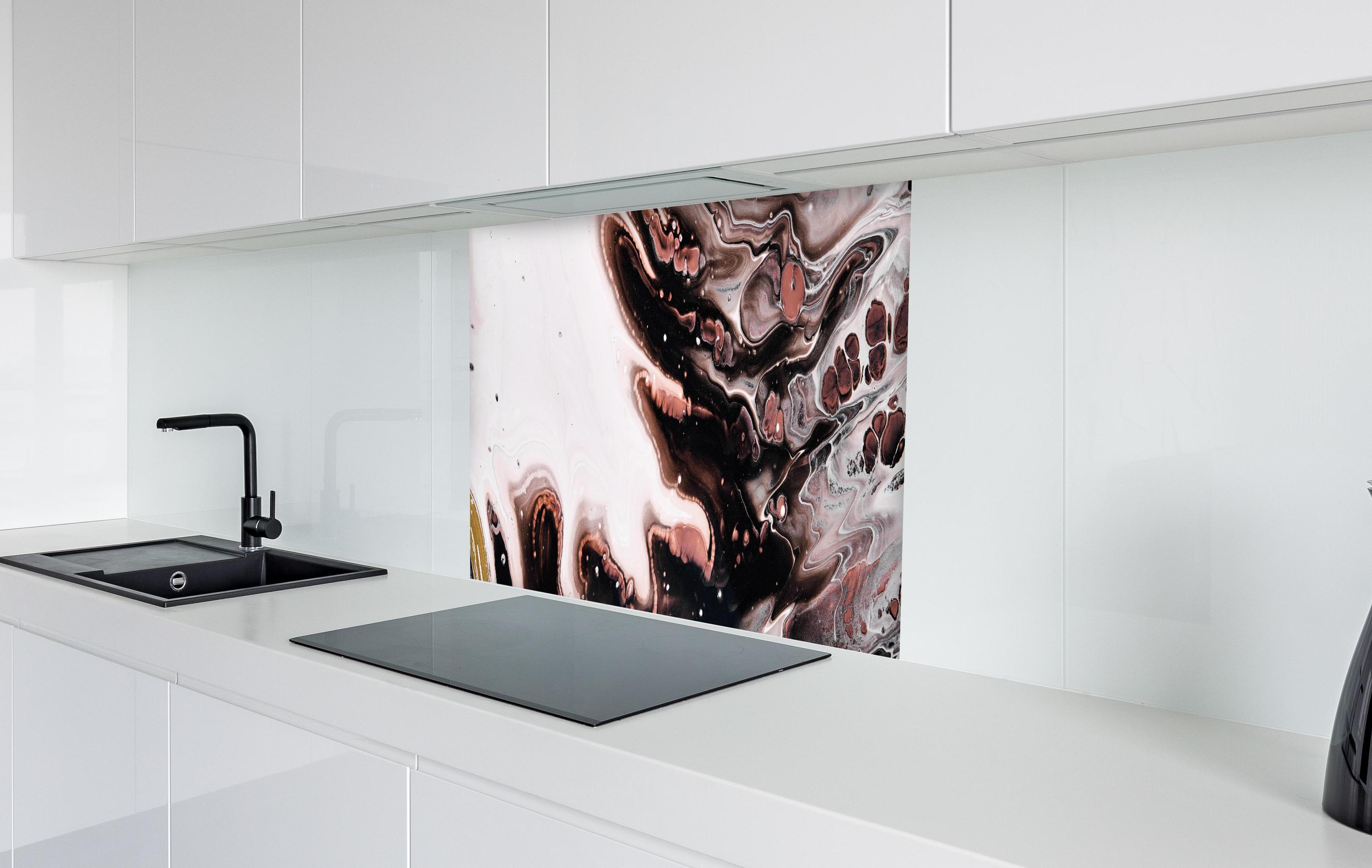 Spritzschutz - Acryl Flüssigkunst - Dunkle Farben in weißer Hochglanz-Küche hinter einem Cerankochfeld