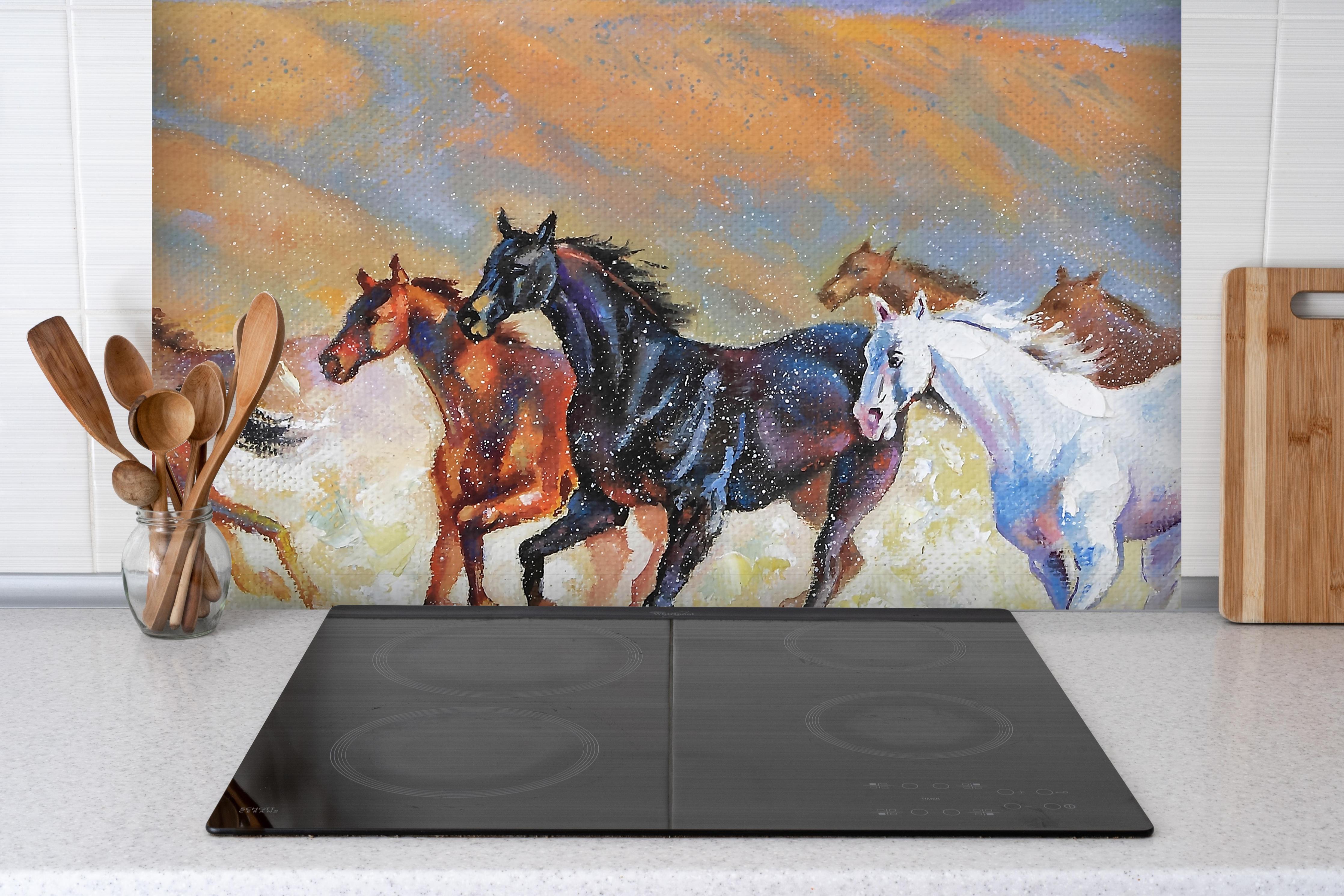 Spritzschutz - Adler über gallopierender Herde von Pferden hinter einem Cerankochfeld zwischen Holz-Kochutensilien