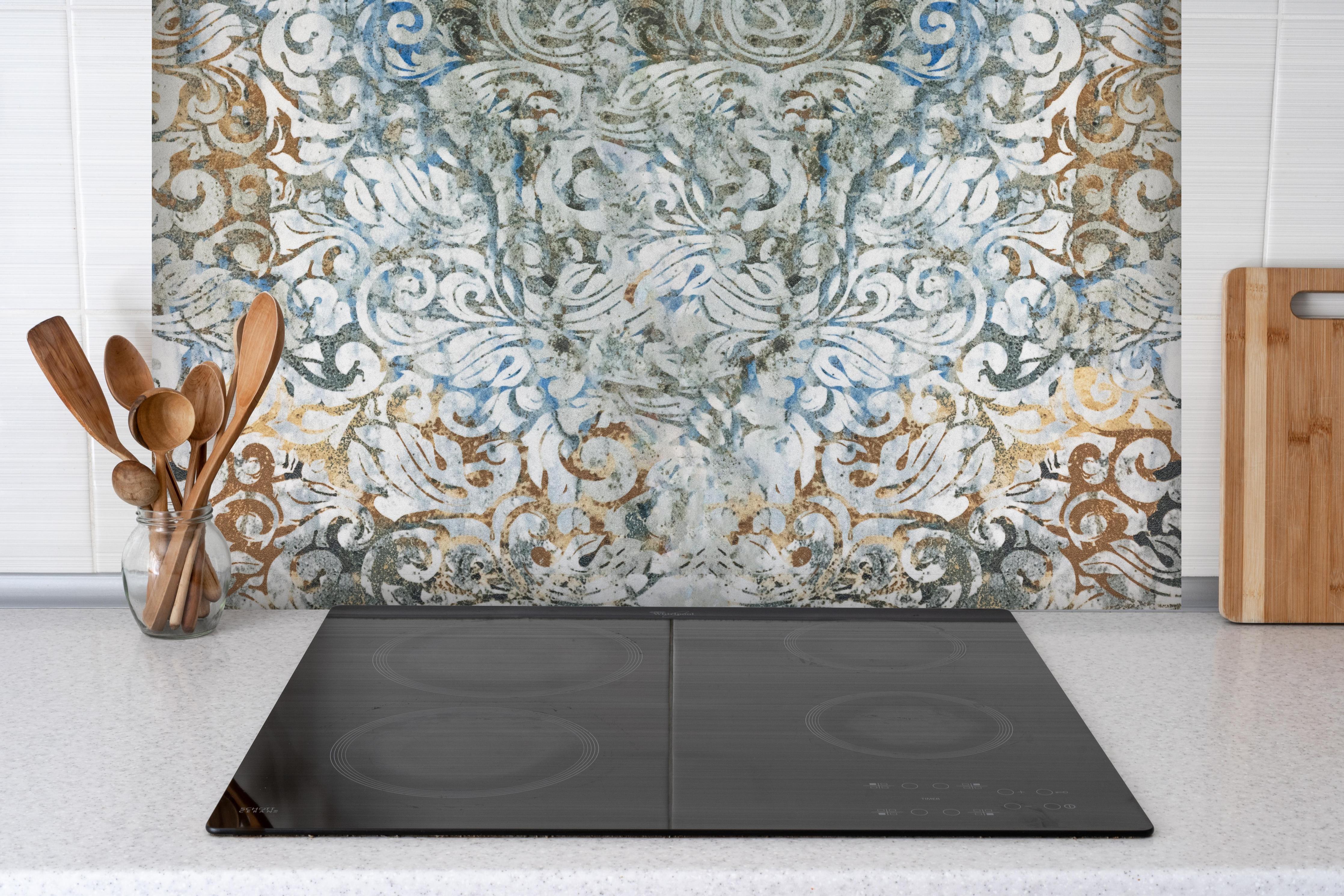 Spritzschutz - Alte Abstrakte Vintage Shabby Retro Stein Mosaik hinter einem Cerankochfeld zwischen Holz-Kochutensilien