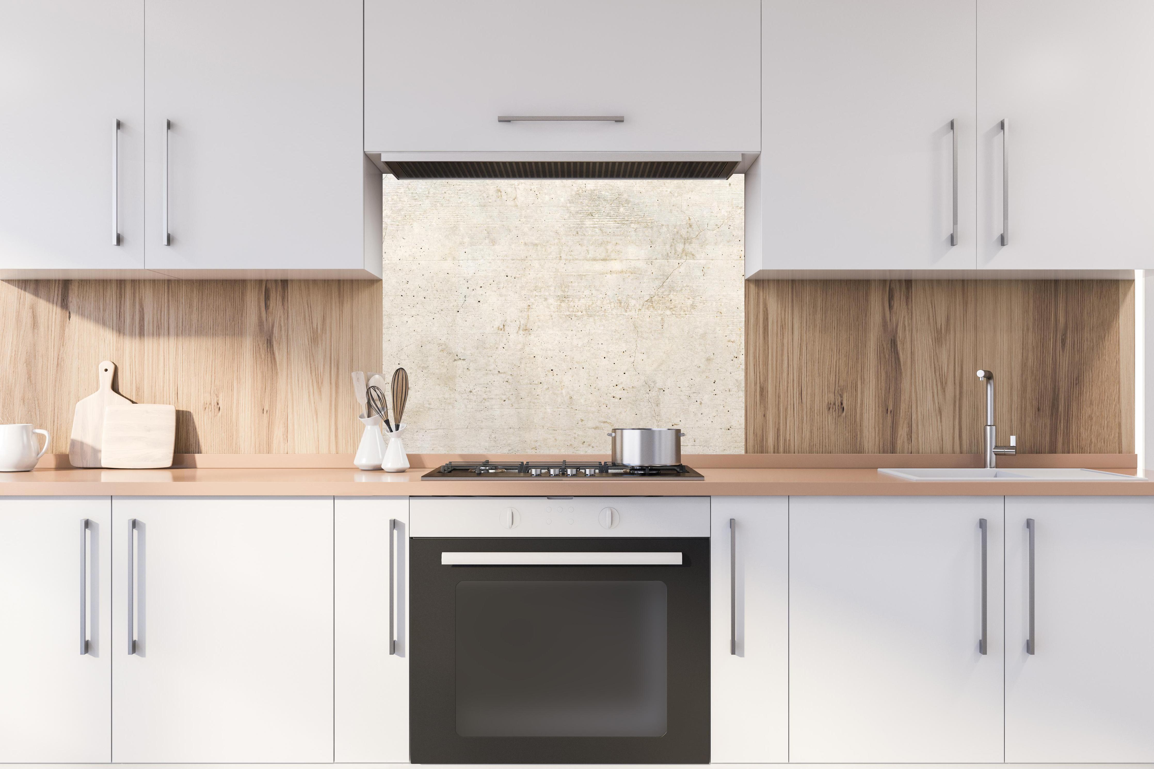 Spritzschutz - Alte Betonwandtextur mit Holzmaserung hinter stilvollem Gasherd unter Dunstabzugshaube