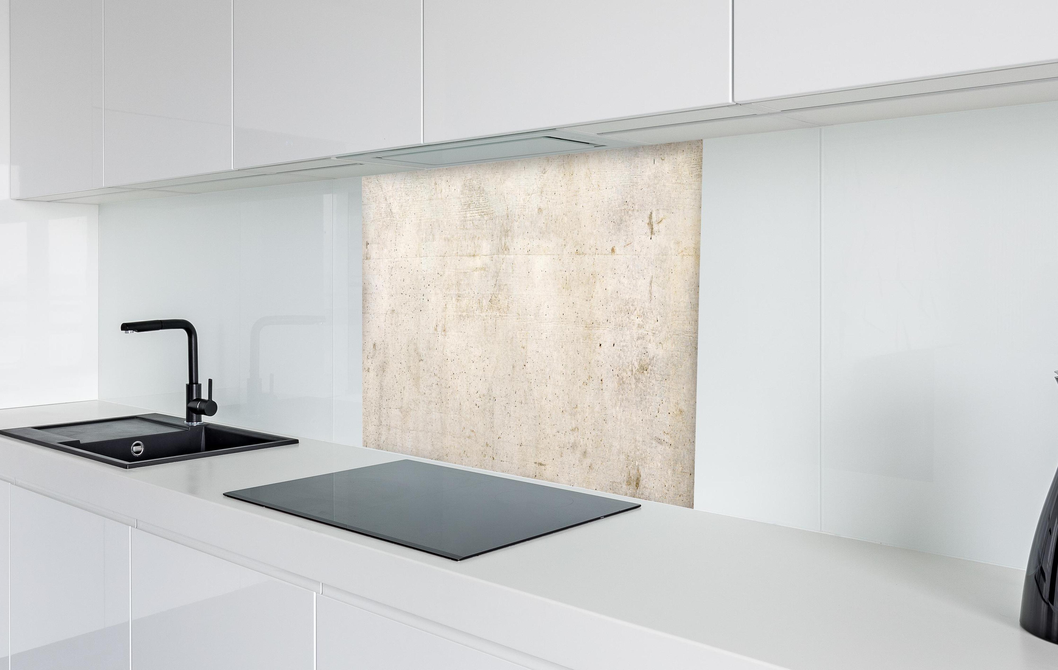 Spritzschutz - Alte Betonwandtextur mit Holzmaserung in weißer Hochglanz-Küche hinter einem Cerankochfeld