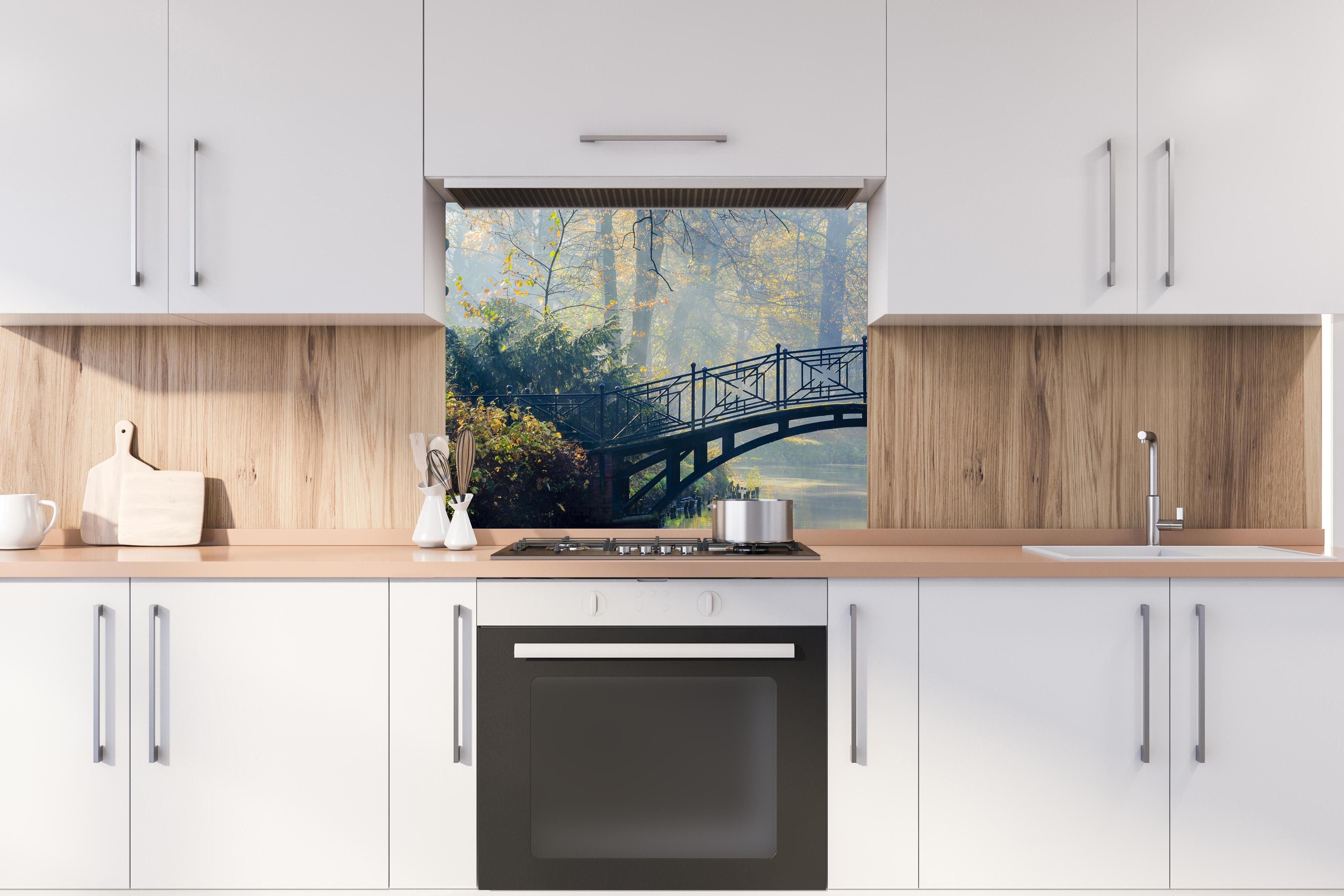 Spritzschutz - Alte Brücke im herbstlich nebligen Park hinter stilvollem Gasherd unter Dunstabzugshaube