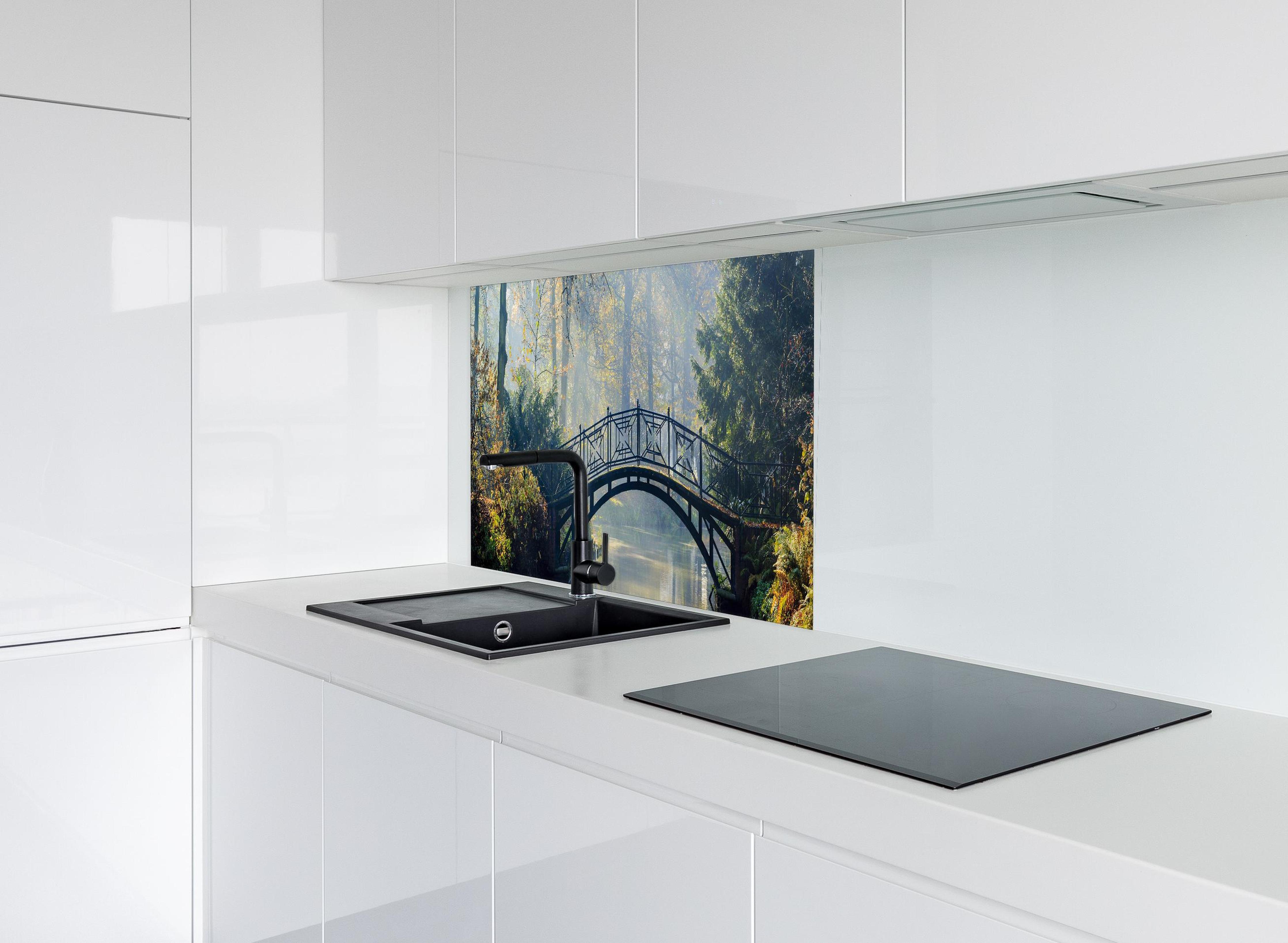Spritzschutz - Alte Brücke im herbstlich nebligen Park hinter modernem schwarz-matten Spülbecken in weißer Hochglanz-Küche