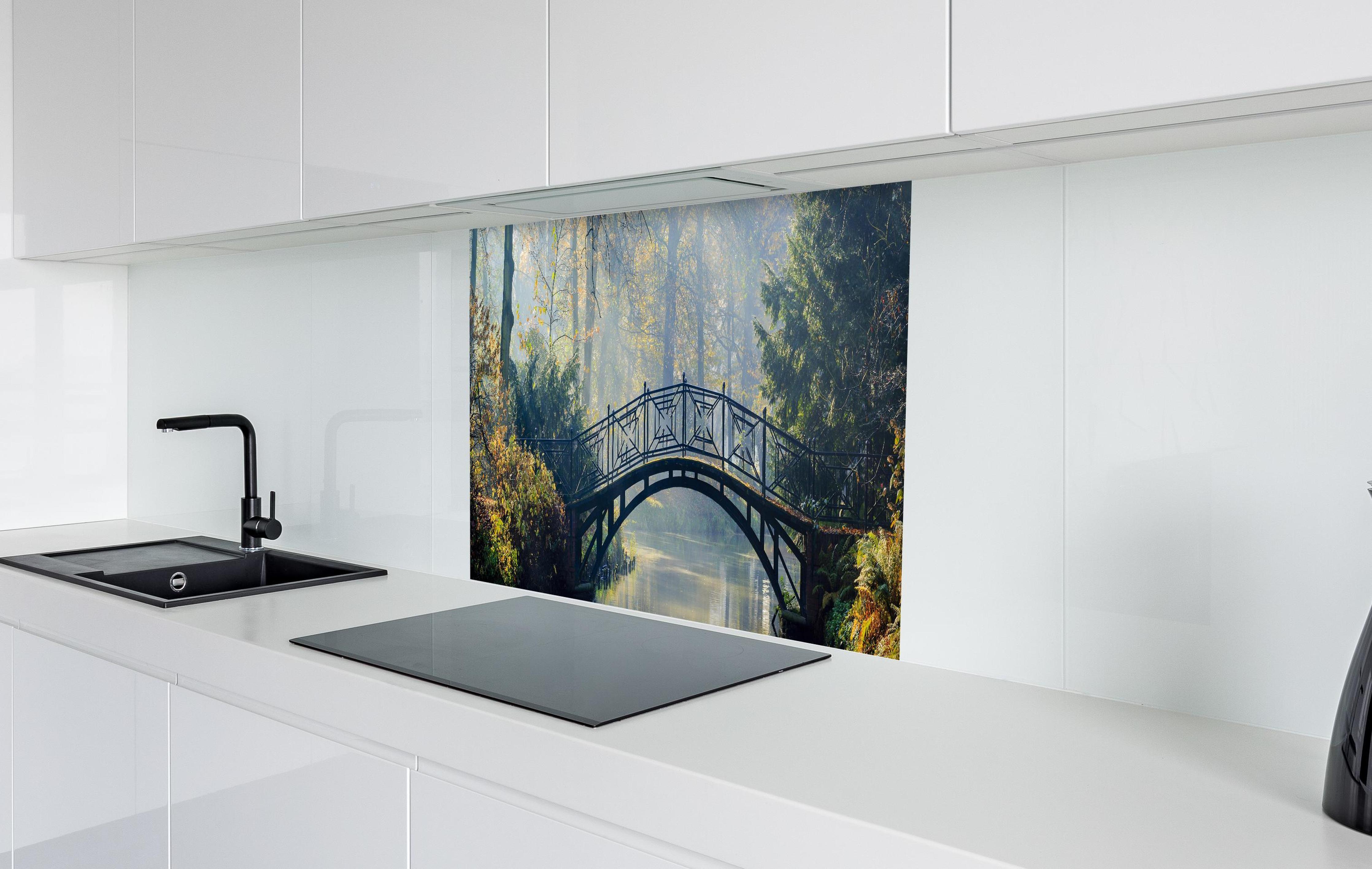 Spritzschutz - Alte Brücke im herbstlich nebligen Park in weißer Hochglanz-Küche hinter einem Cerankochfeld
