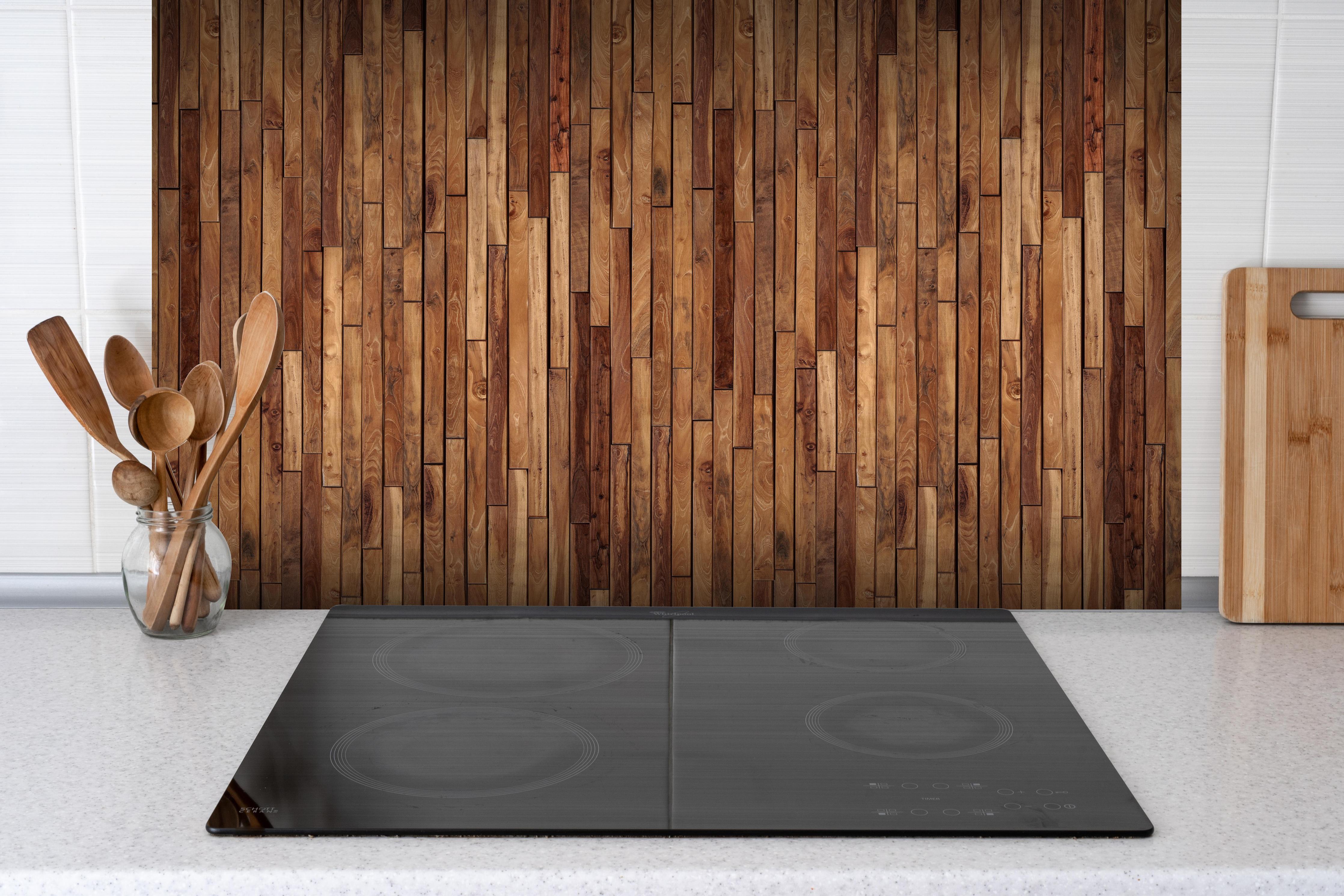 Spritzschutz - Alte Kiefernholz Planken hinter einem Cerankochfeld zwischen Holz-Kochutensilien