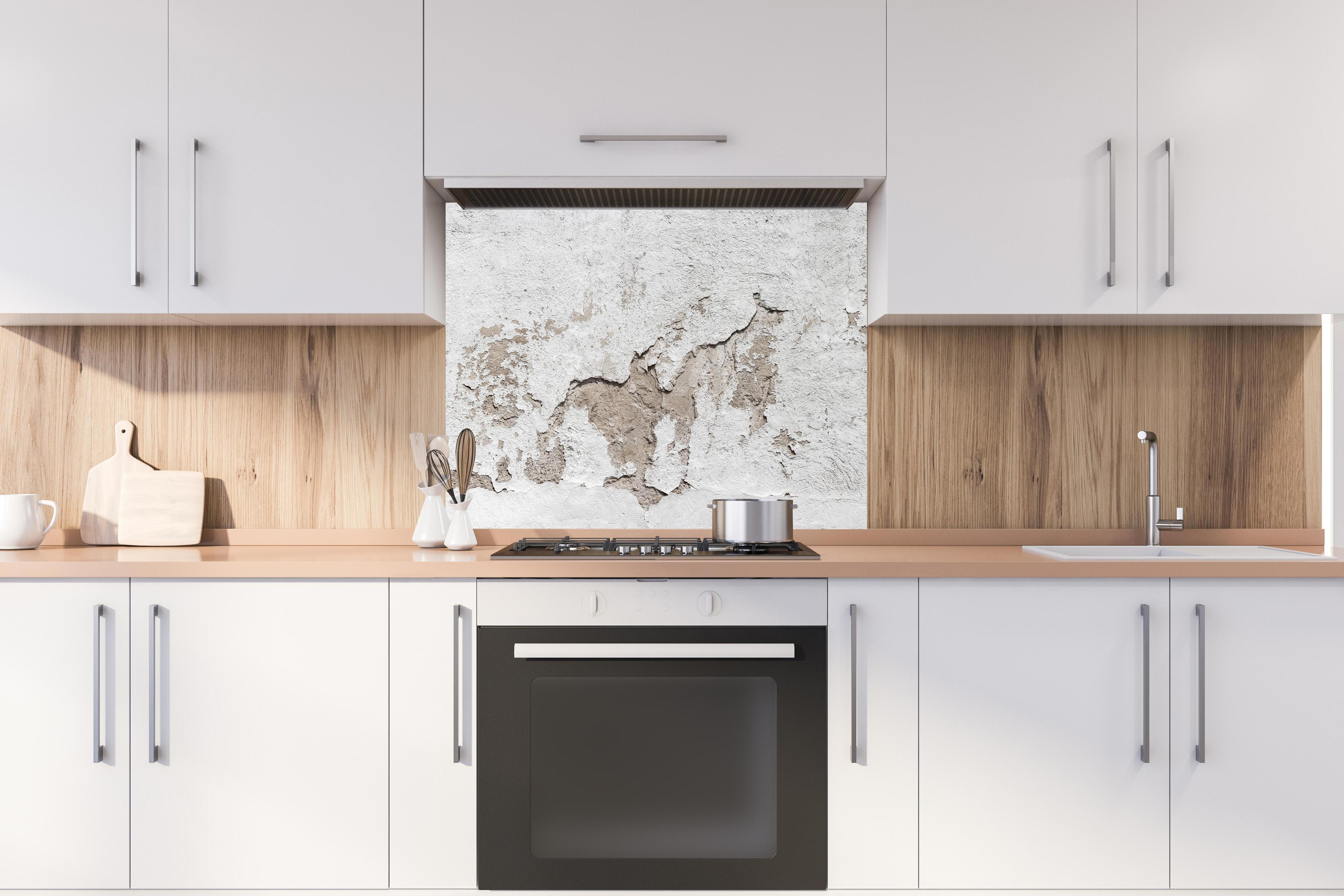 Spritzschutz - Alte Mauer mit abblätterndem Putz hinter stilvollem Gasherd unter Dunstabzugshaube