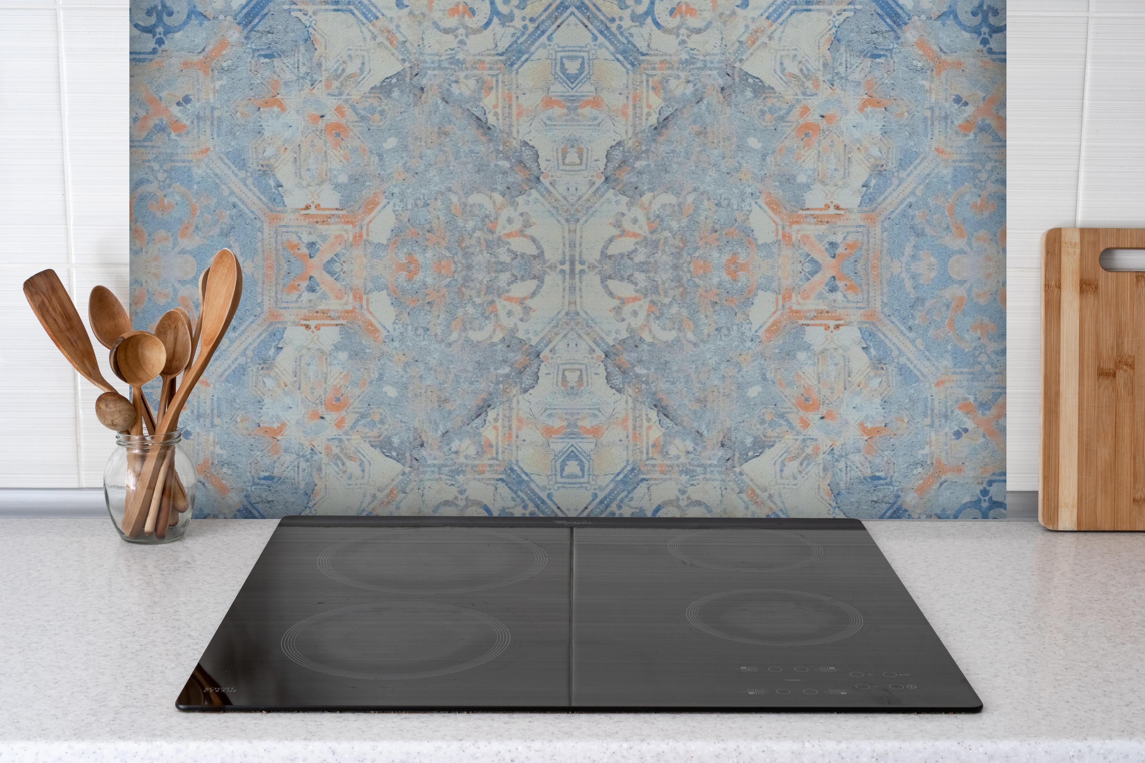 Spritzschutz - Alte blaue Vintage Fliesen hinter einem Cerankochfeld zwischen Holz-Kochutensilien