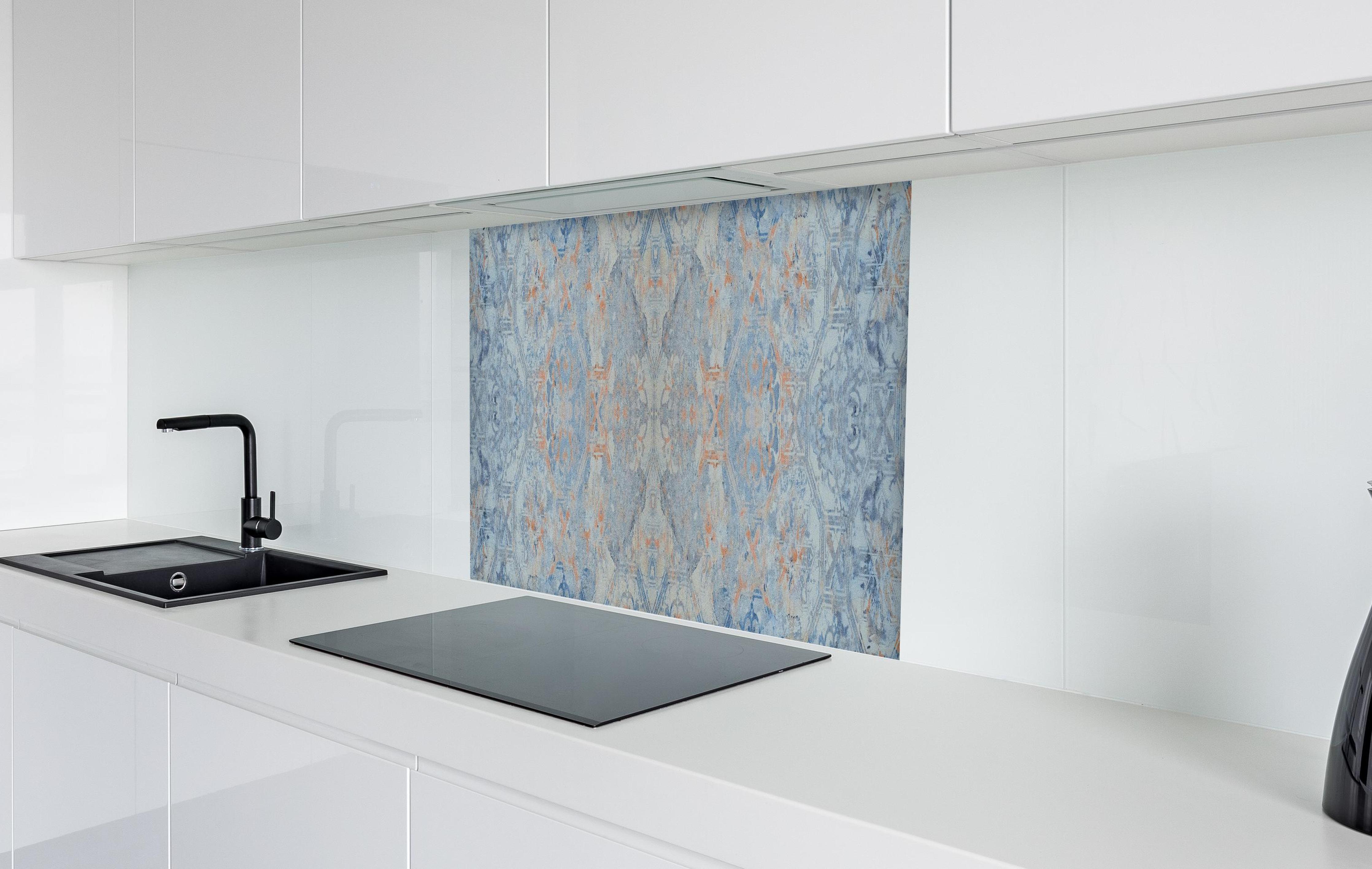 Spritzschutz - Alte blaue Vintage Fliesen in weißer Hochglanz-Küche hinter einem Cerankochfeld