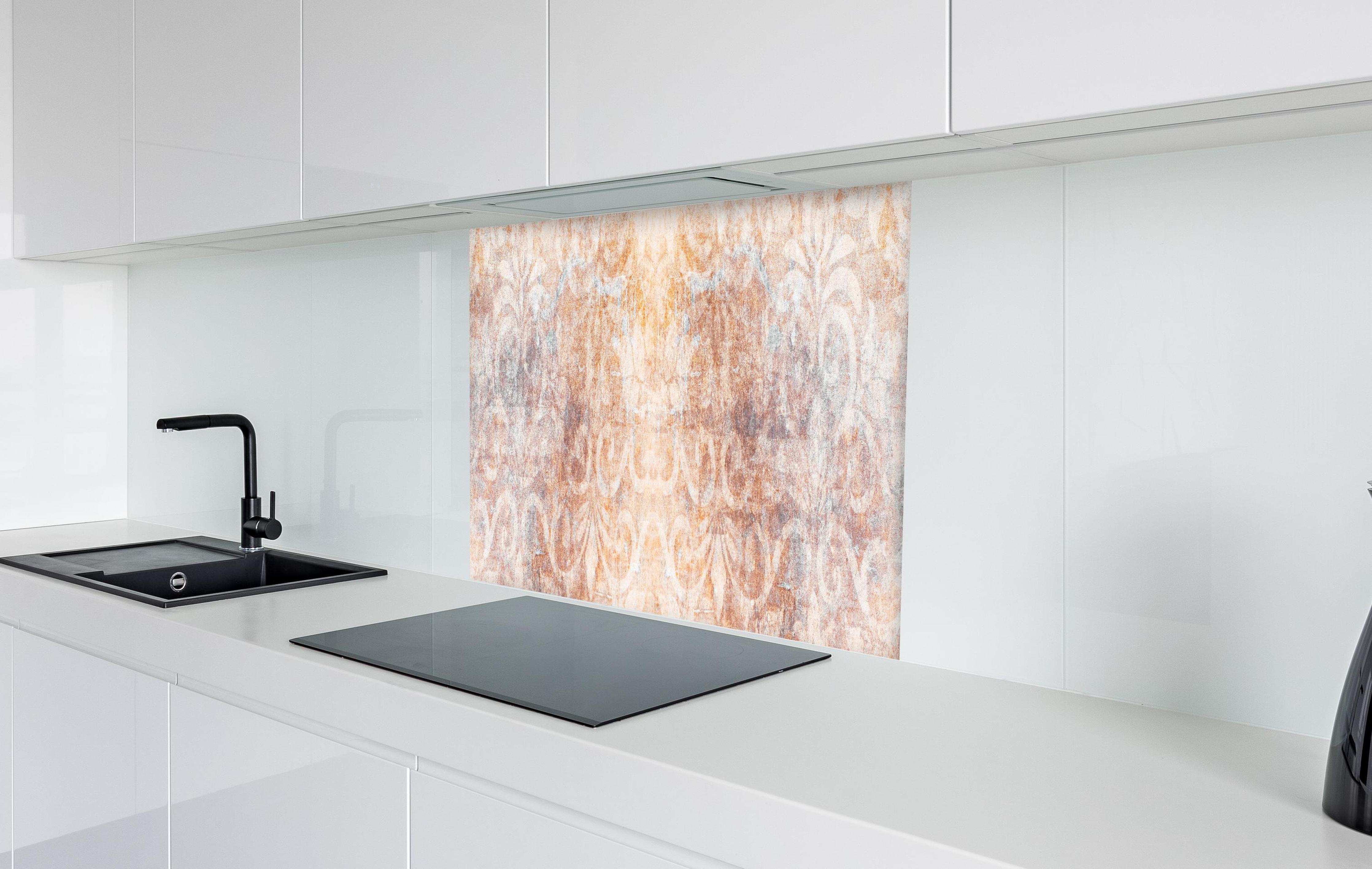 Spritzschutz - Alte braun-orange-weiß Fliesenpatchwork in weißer Hochglanz-Küche hinter einem Cerankochfeld