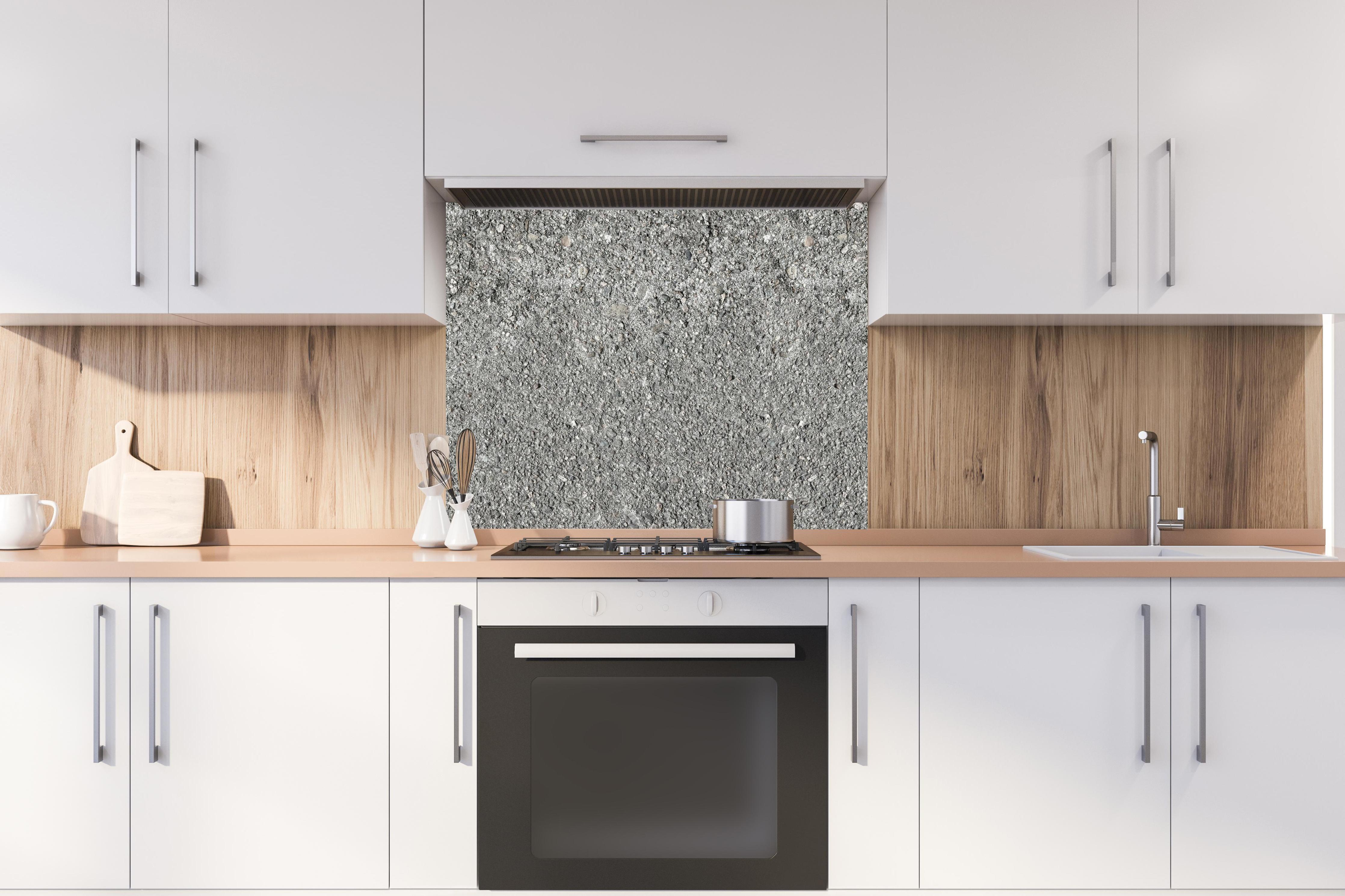 Spritzschutz - Alte felsige Betonwand hinter stilvollem Gasherd unter Dunstabzugshaube