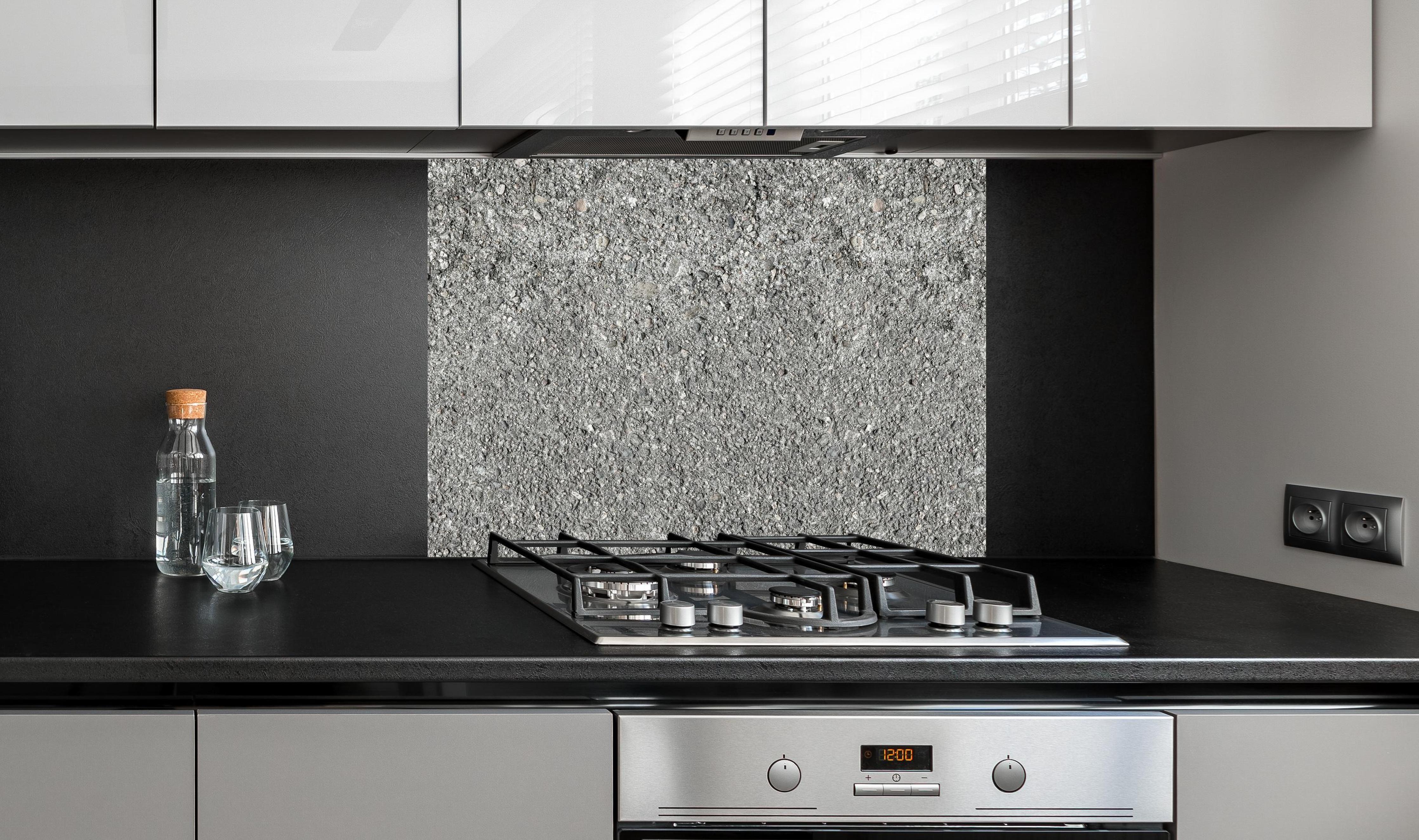 Spritzschutz - Alte felsige Betonwand an edler Anthrazit-Wand hinter silbernem Gasherd