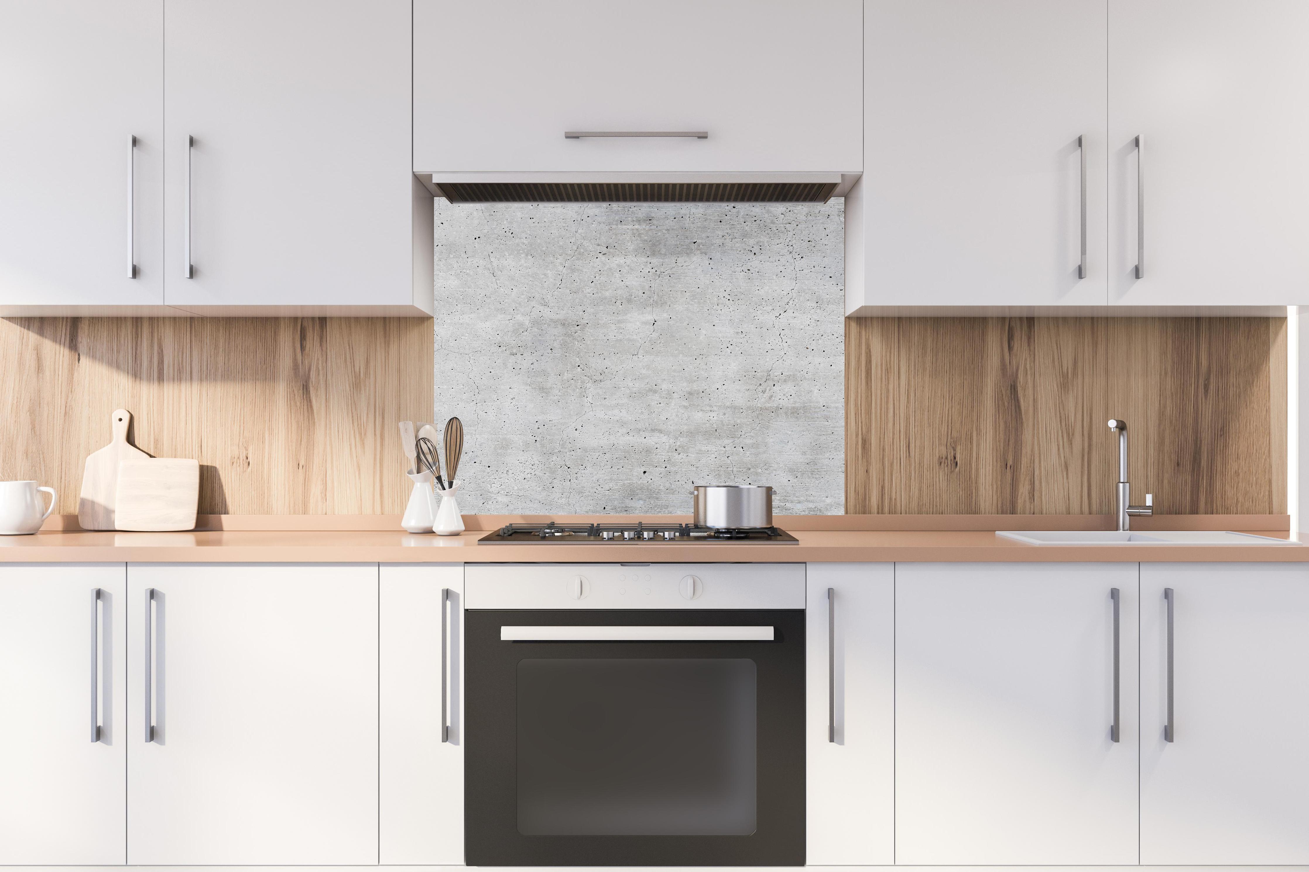 Spritzschutz - Alte gräuliche Betonmauer hinter stilvollem Gasherd unter Dunstabzugshaube