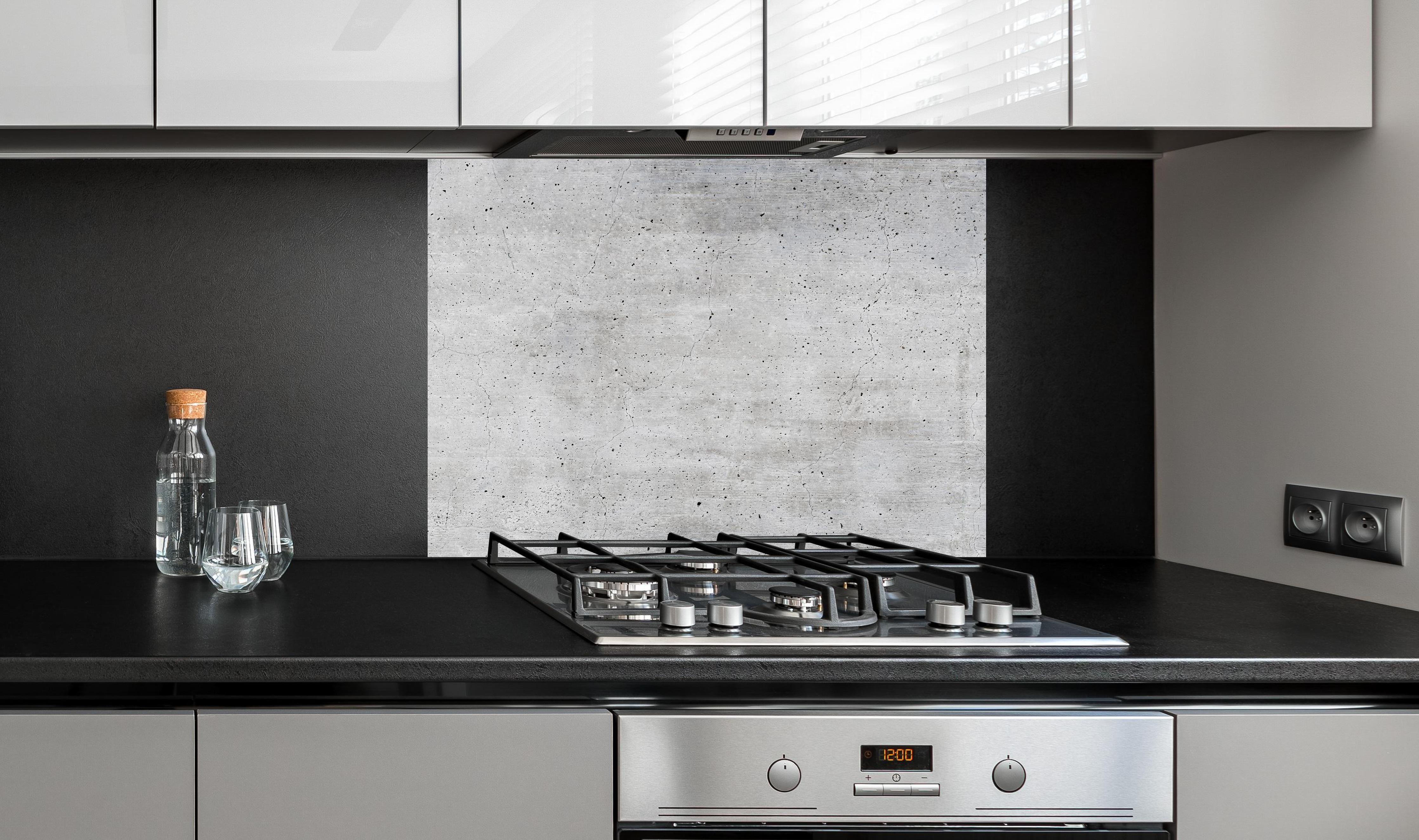 Spritzschutz - Alte gräuliche Betonmauer an edler Anthrazit-Wand hinter silbernem Gasherd