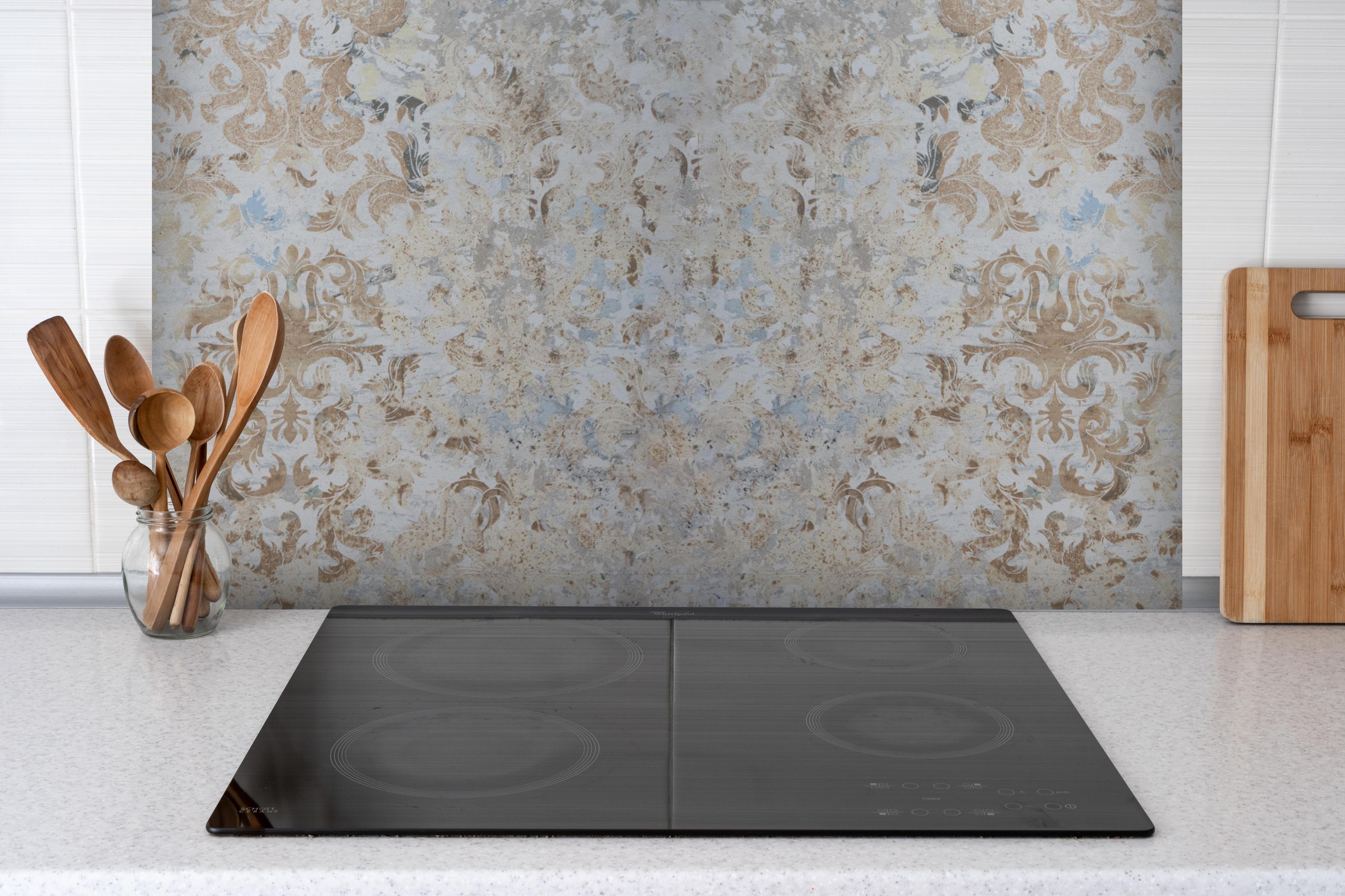 Spritzschutz - Alte grau braune Vintage Fliesen hinter einem Cerankochfeld zwischen Holz-Kochutensilien