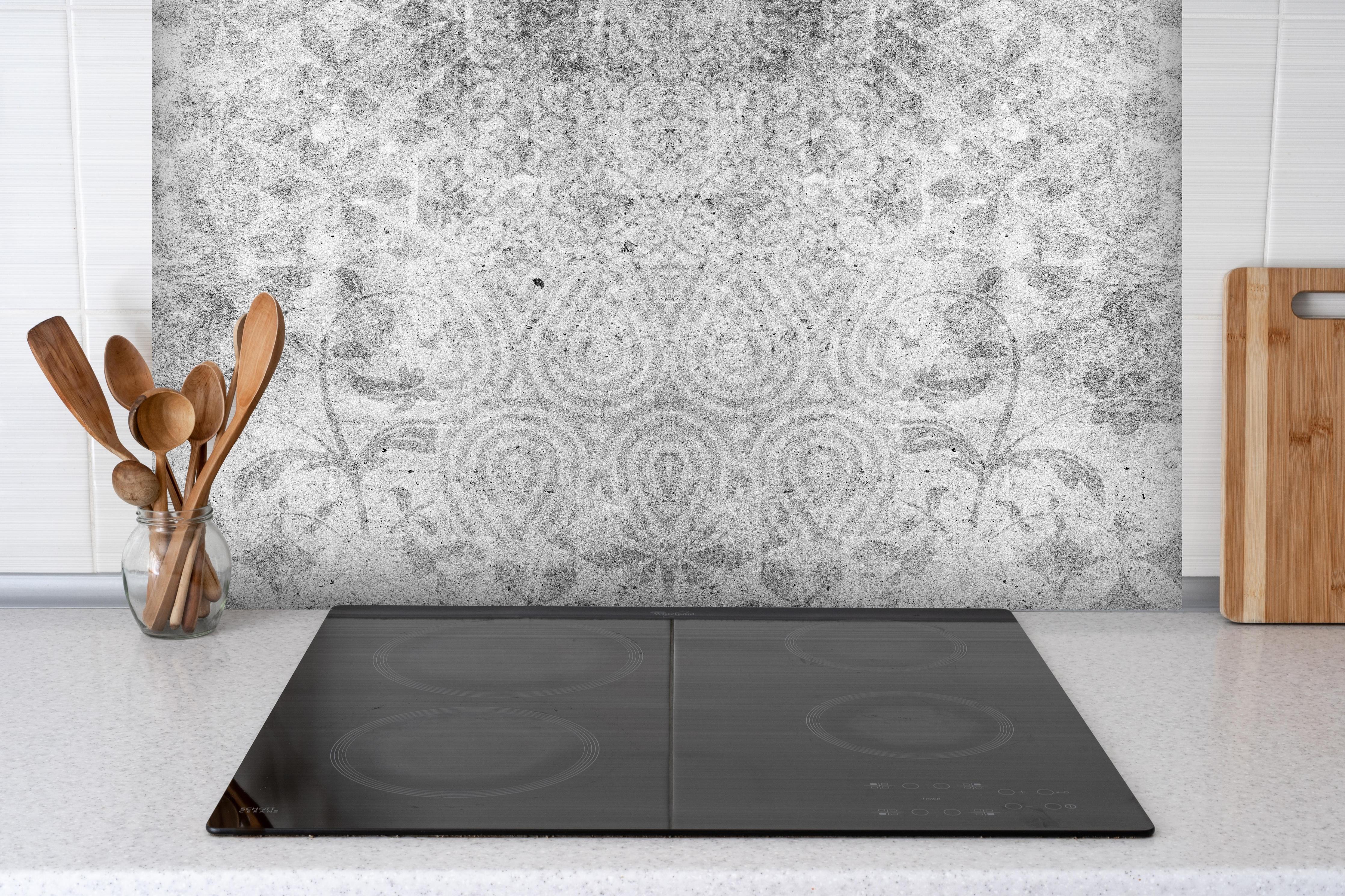 Spritzschutz - Alte graue Vintage Fliesen hinter einem Cerankochfeld zwischen Holz-Kochutensilien