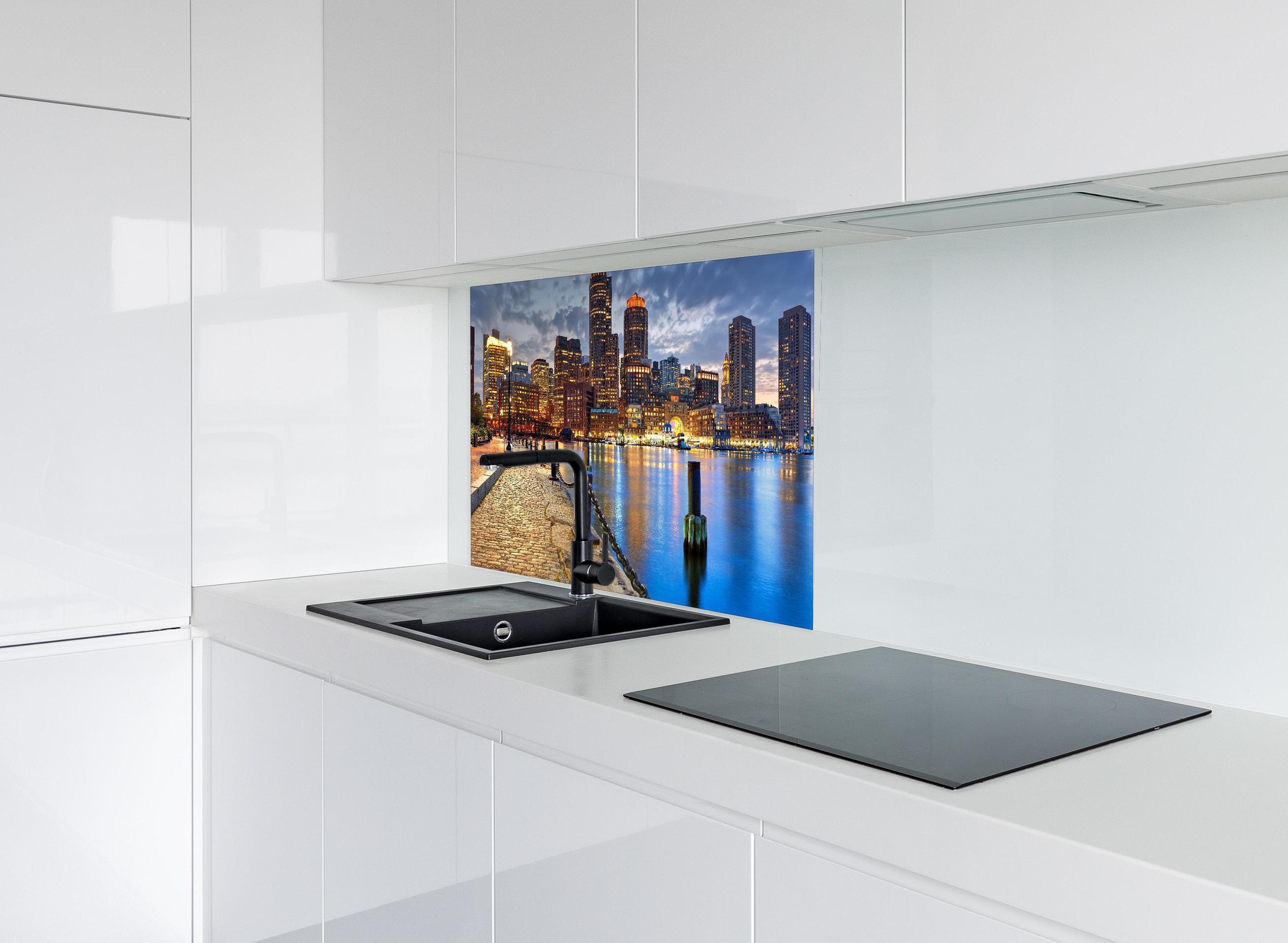 Spritzschutz - Alte kaputte Betonmauer hinter modernem schwarz-matten Spülbecken in weißer Hochglanz-Küche