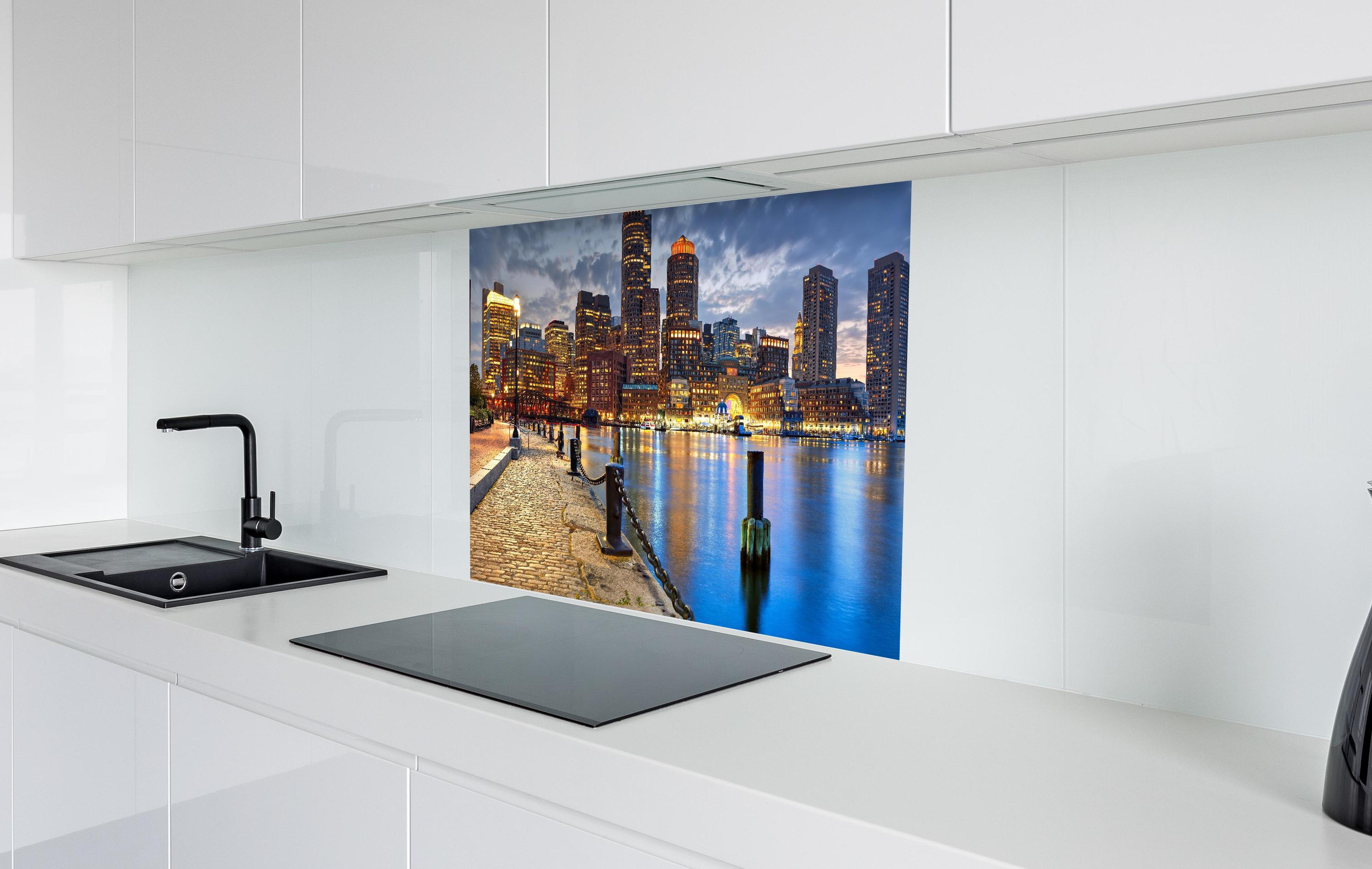 Spritzschutz - Alte kaputte Betonmauer in weißer Hochglanz-Küche hinter einem Cerankochfeld