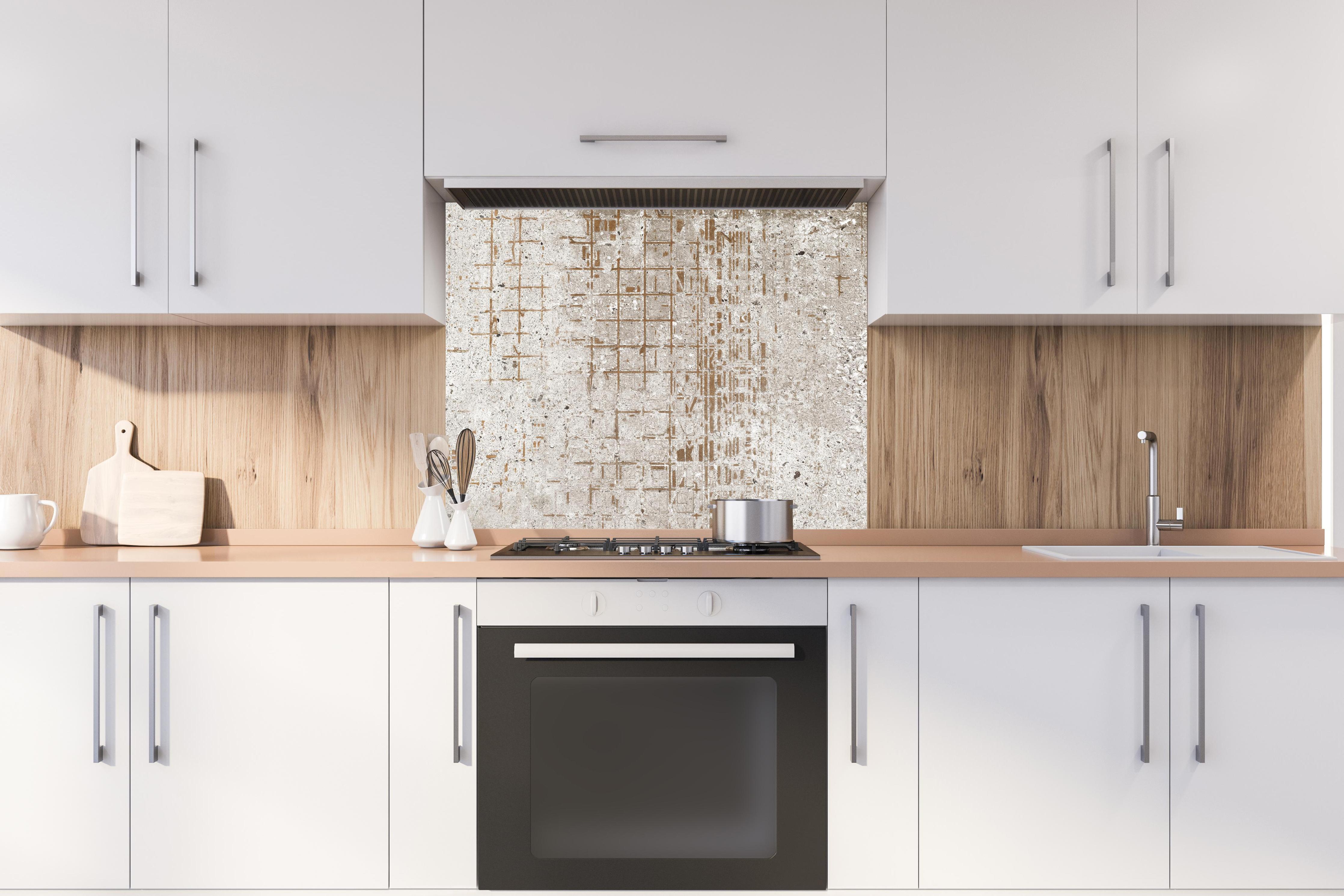 Spritzschutz - Alte vintage Betonmauer hinter stilvollem Gasherd unter Dunstabzugshaube