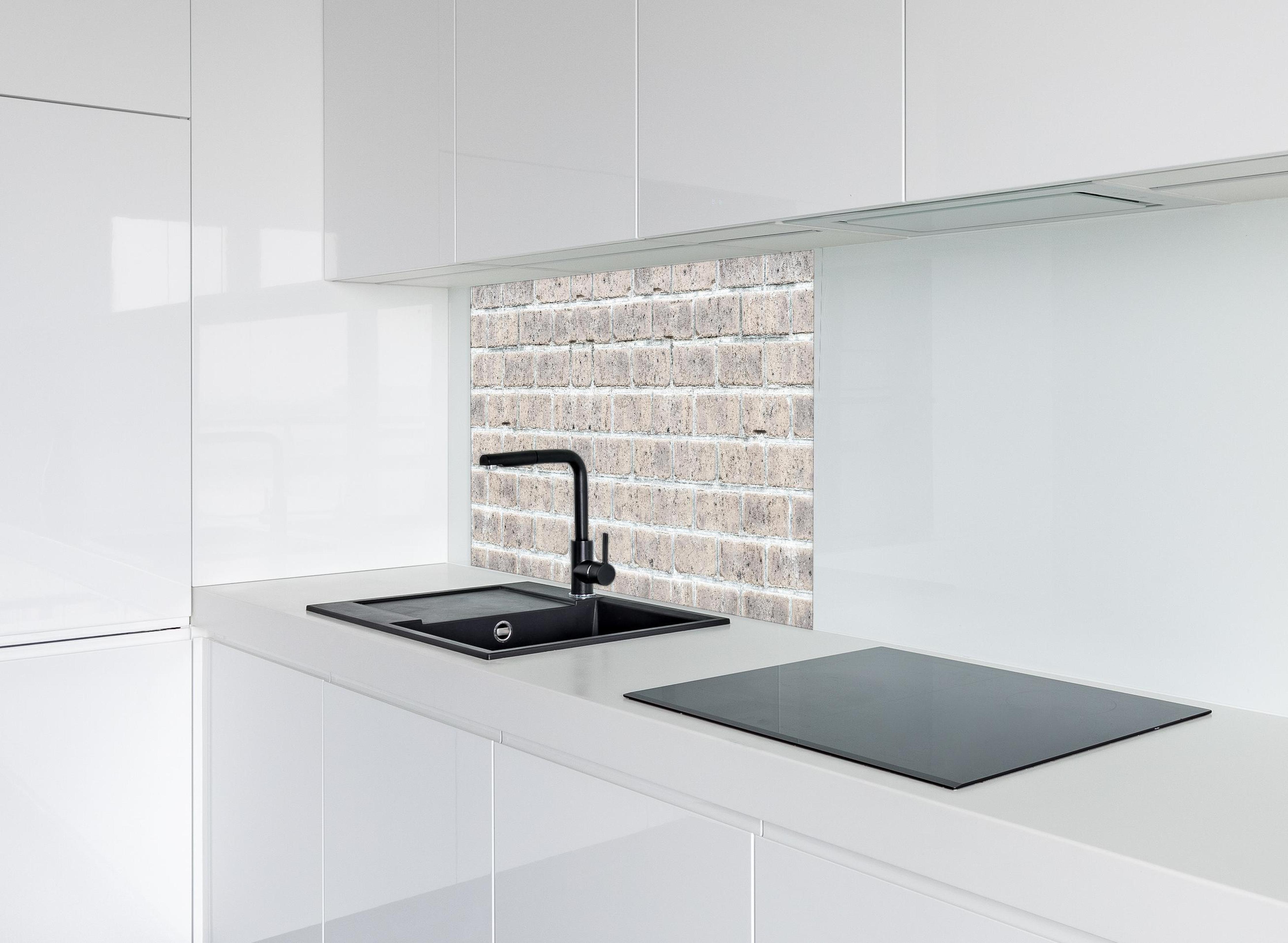 Spritzschutz - Alte weiße Vintage Backsteinmauer hinter modernem schwarz-matten Spülbecken in weißer Hochglanz-Küche