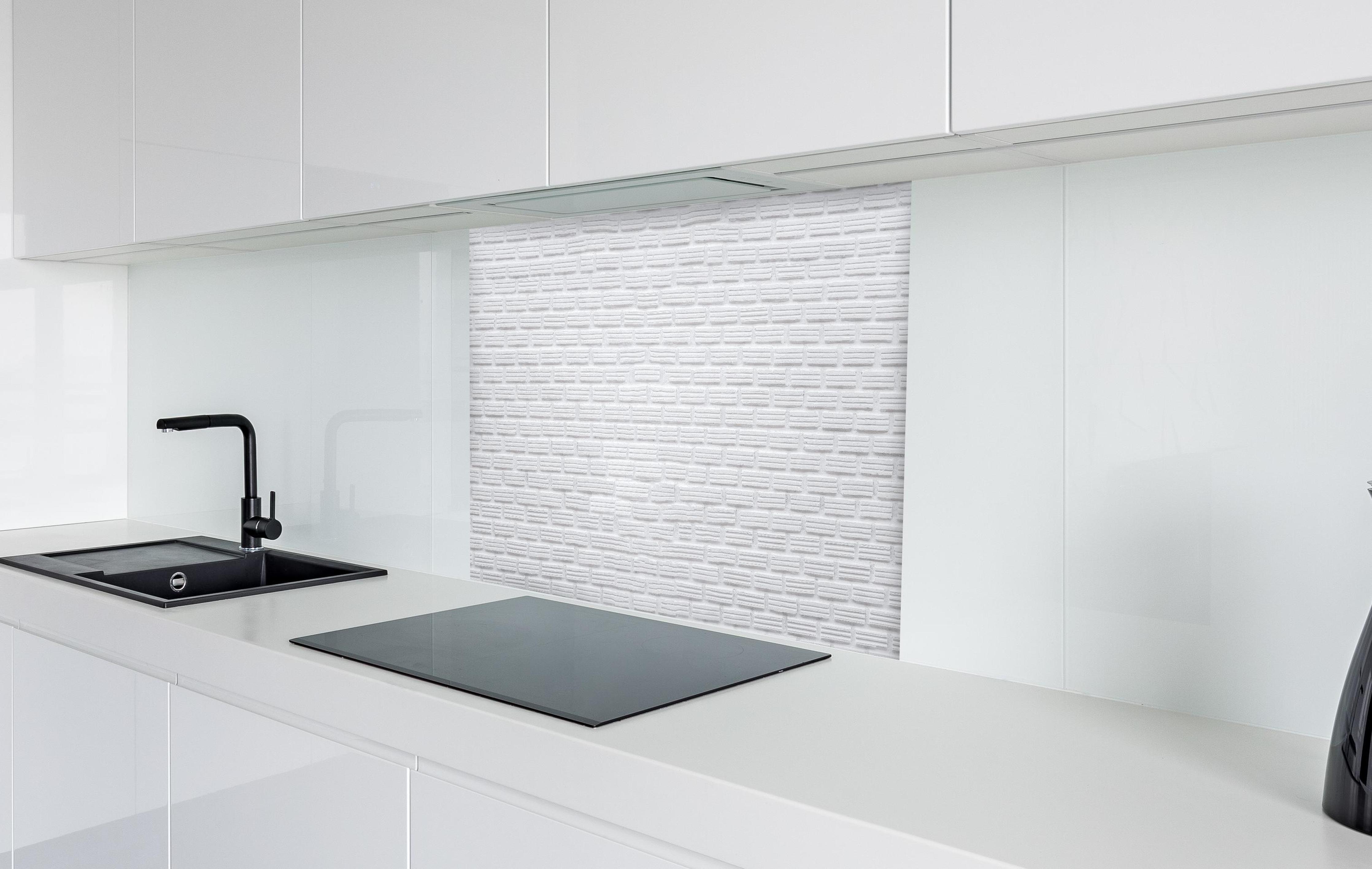 Spritzschutz - Alte weiße Ziegelwand Textur in weißer Hochglanz-Küche hinter einem Cerankochfeld