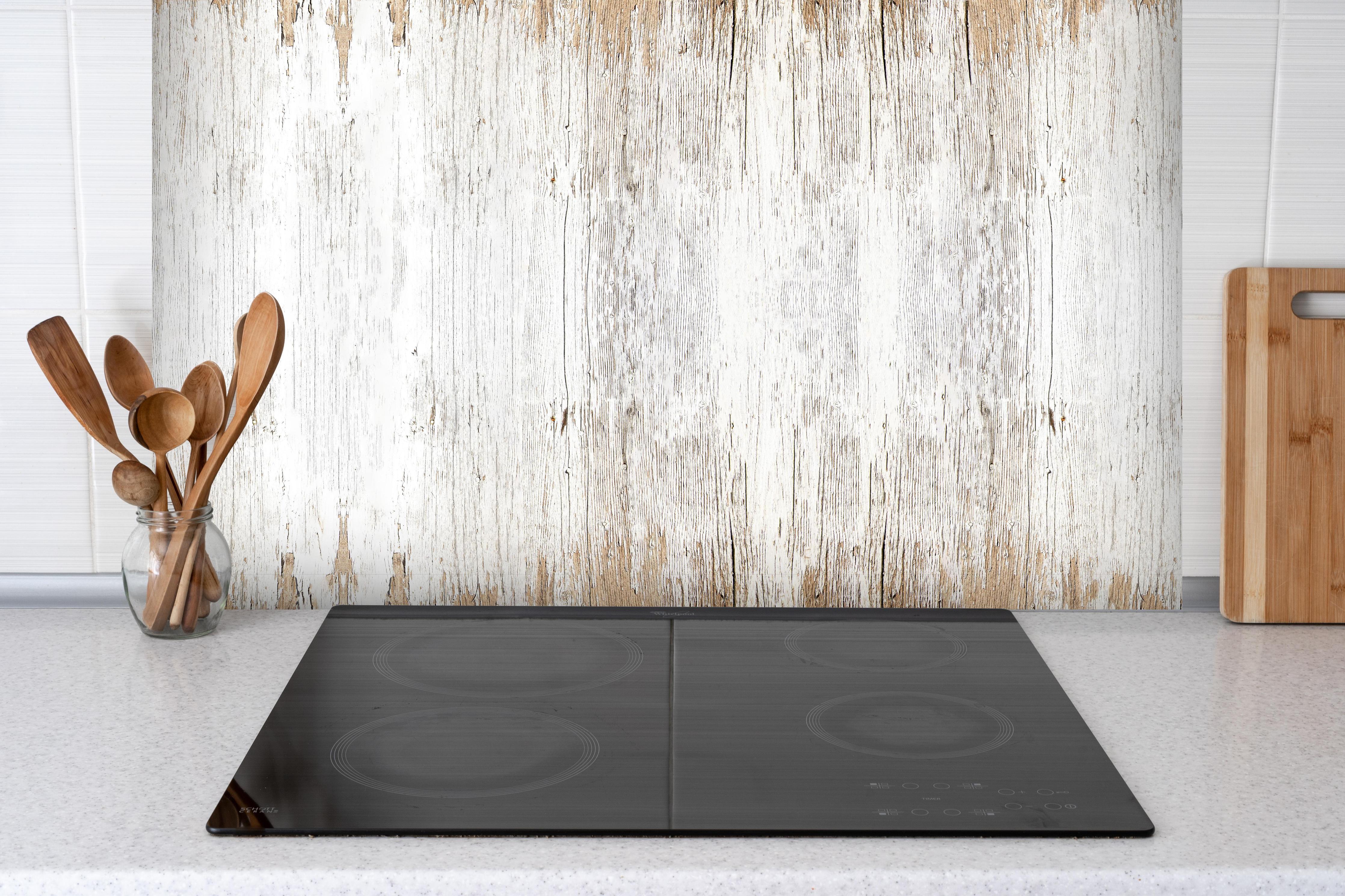 Spritzschutz - Alte weiße lackierte Holzstruktur hinter einem Cerankochfeld zwischen Holz-Kochutensilien