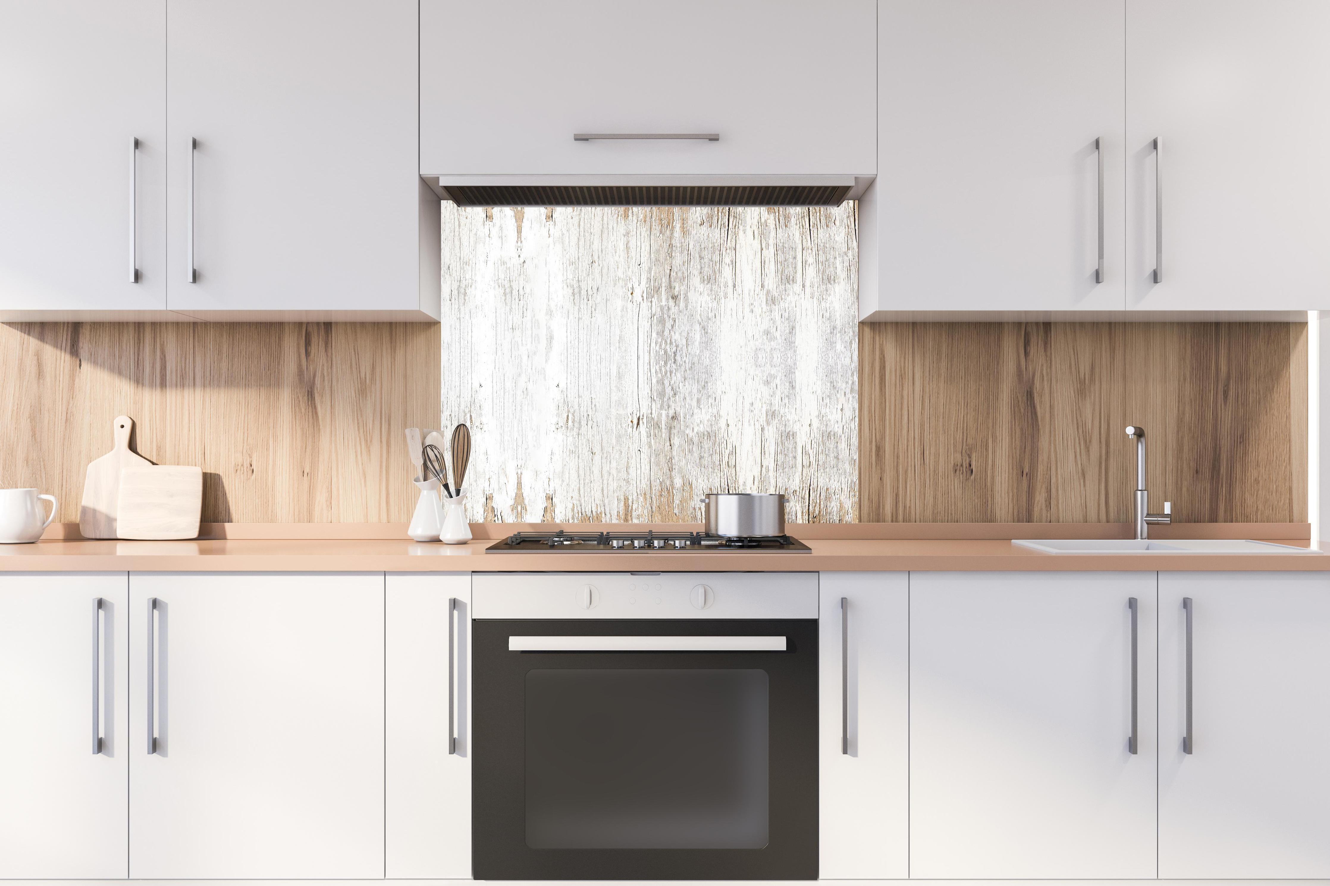 Spritzschutz - Alte weiße lackierte Holzstruktur hinter stilvollem Gasherd unter Dunstabzugshaube