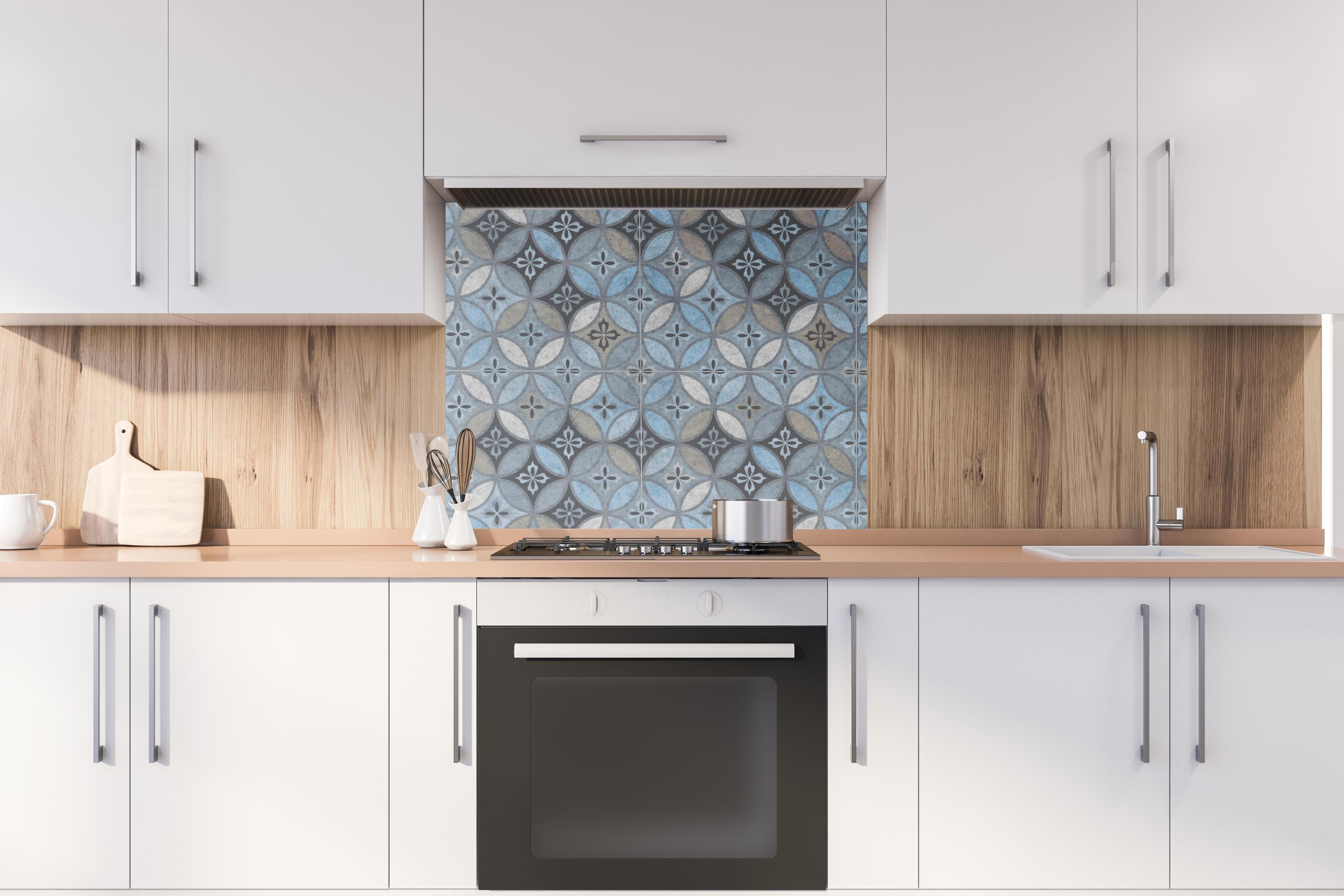 Spritzschutz - Altes Buntes Patchwork Mosaik Motiv hinter stilvollem Gasherd unter Dunstabzugshaube