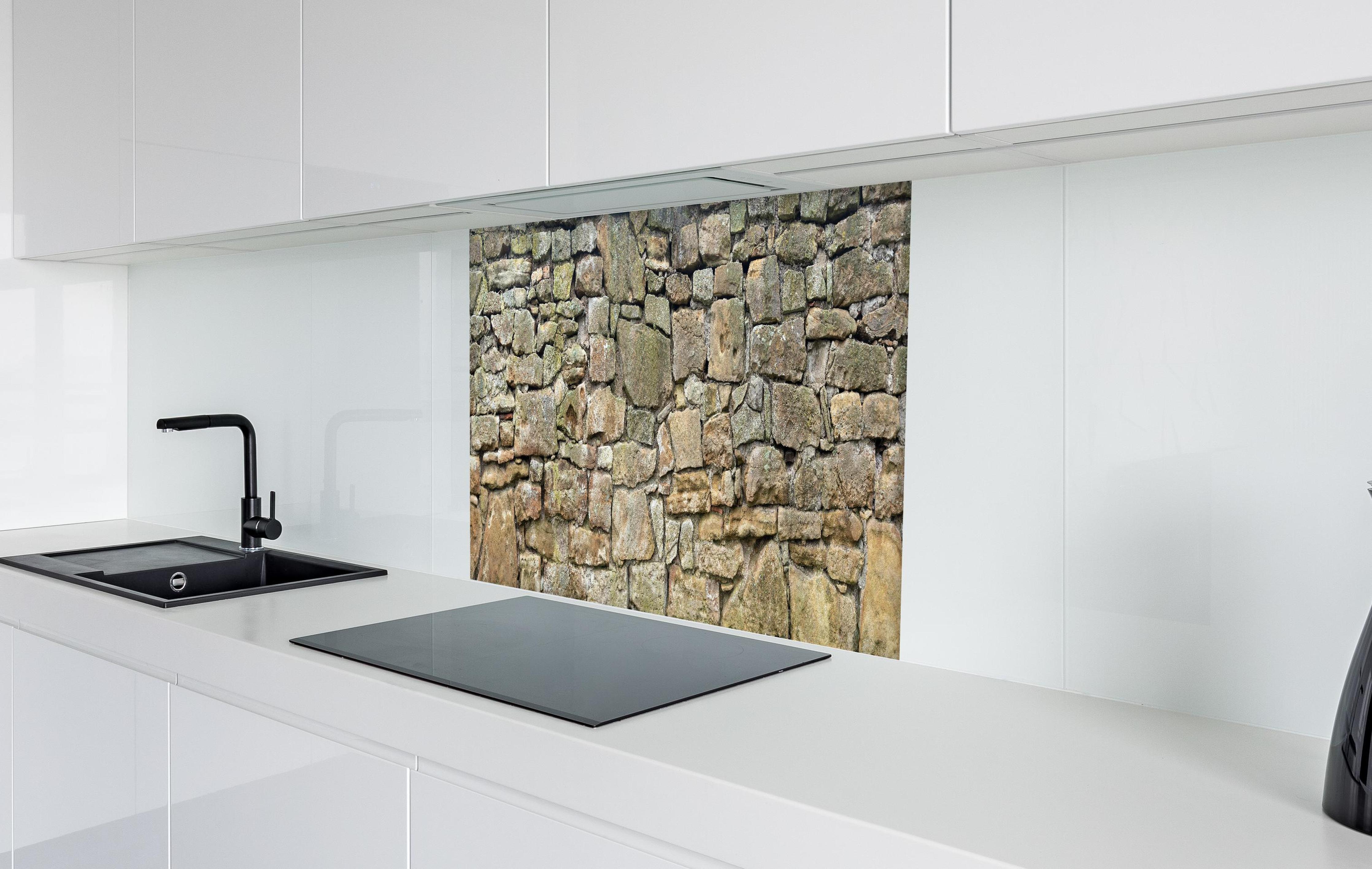 Spritzschutz - Altes Mauerwerk in weißer Hochglanz-Küche hinter einem Cerankochfeld