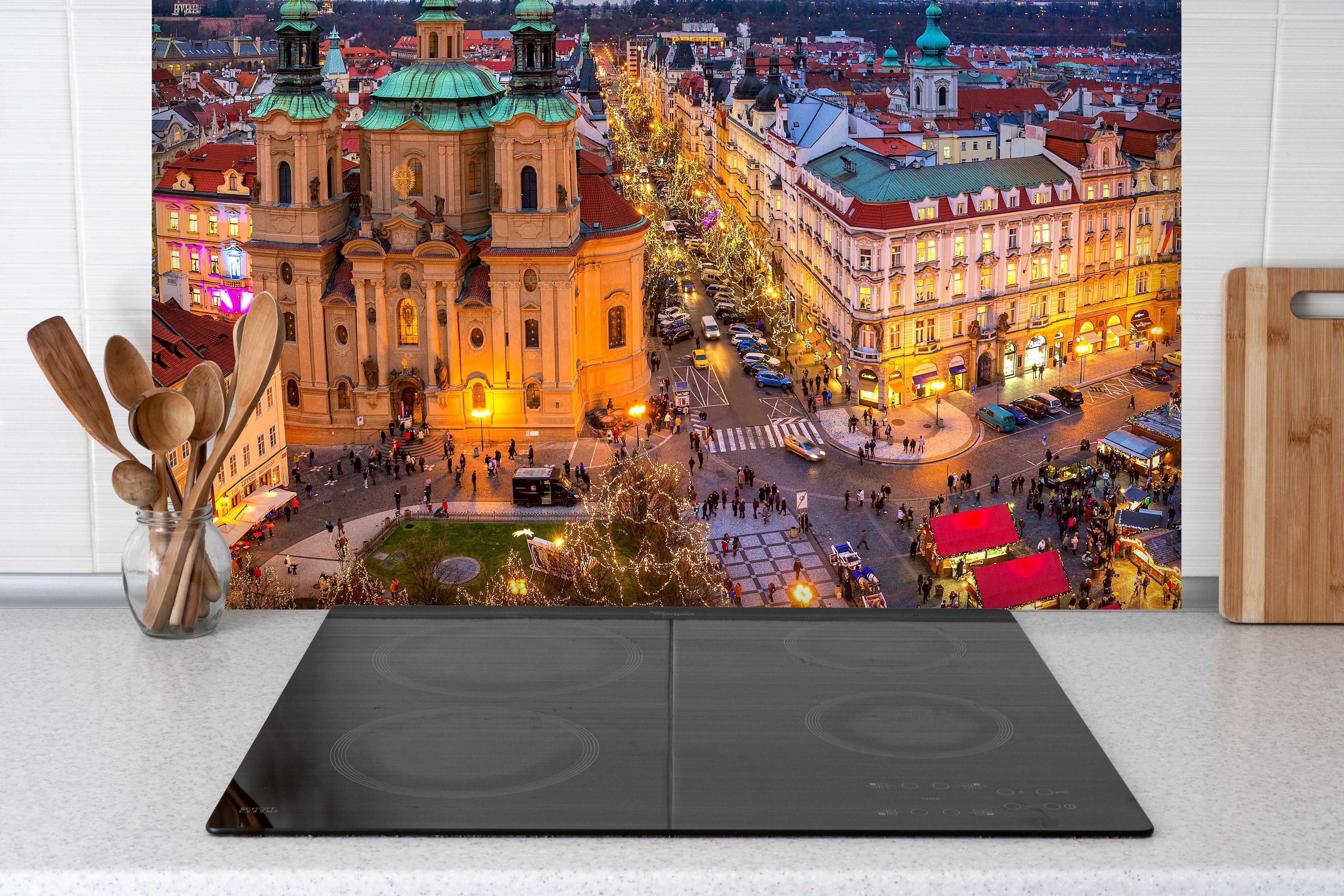 Spritzschutz - Altstadt von Prag zu Weihnachten hinter einem Cerankochfeld zwischen Holz-Kochutensilien