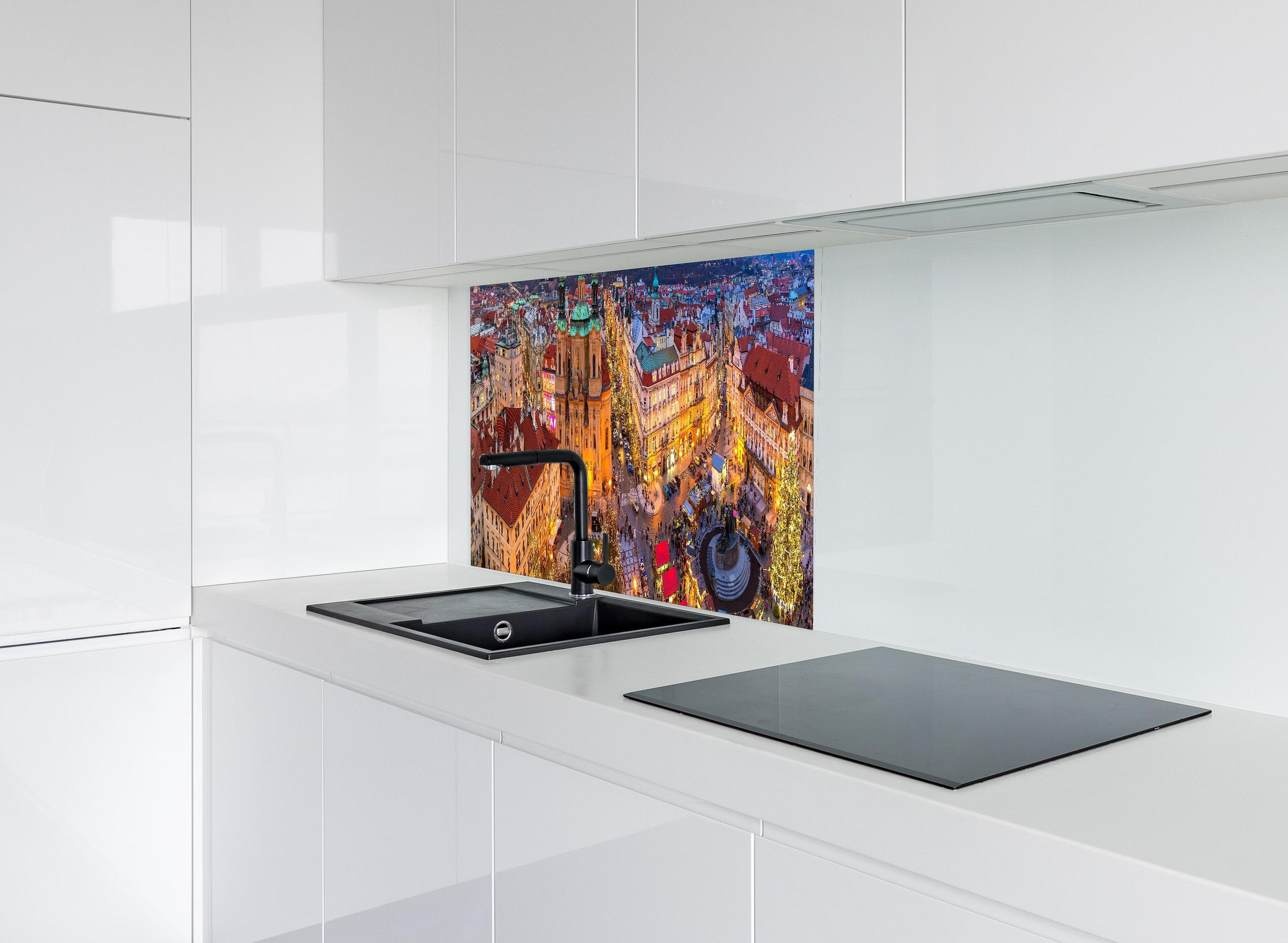 Spritzschutz - Altstadt von Prag zu Weihnachten hinter modernem schwarz-matten Spülbecken in weißer Hochglanz-Küche