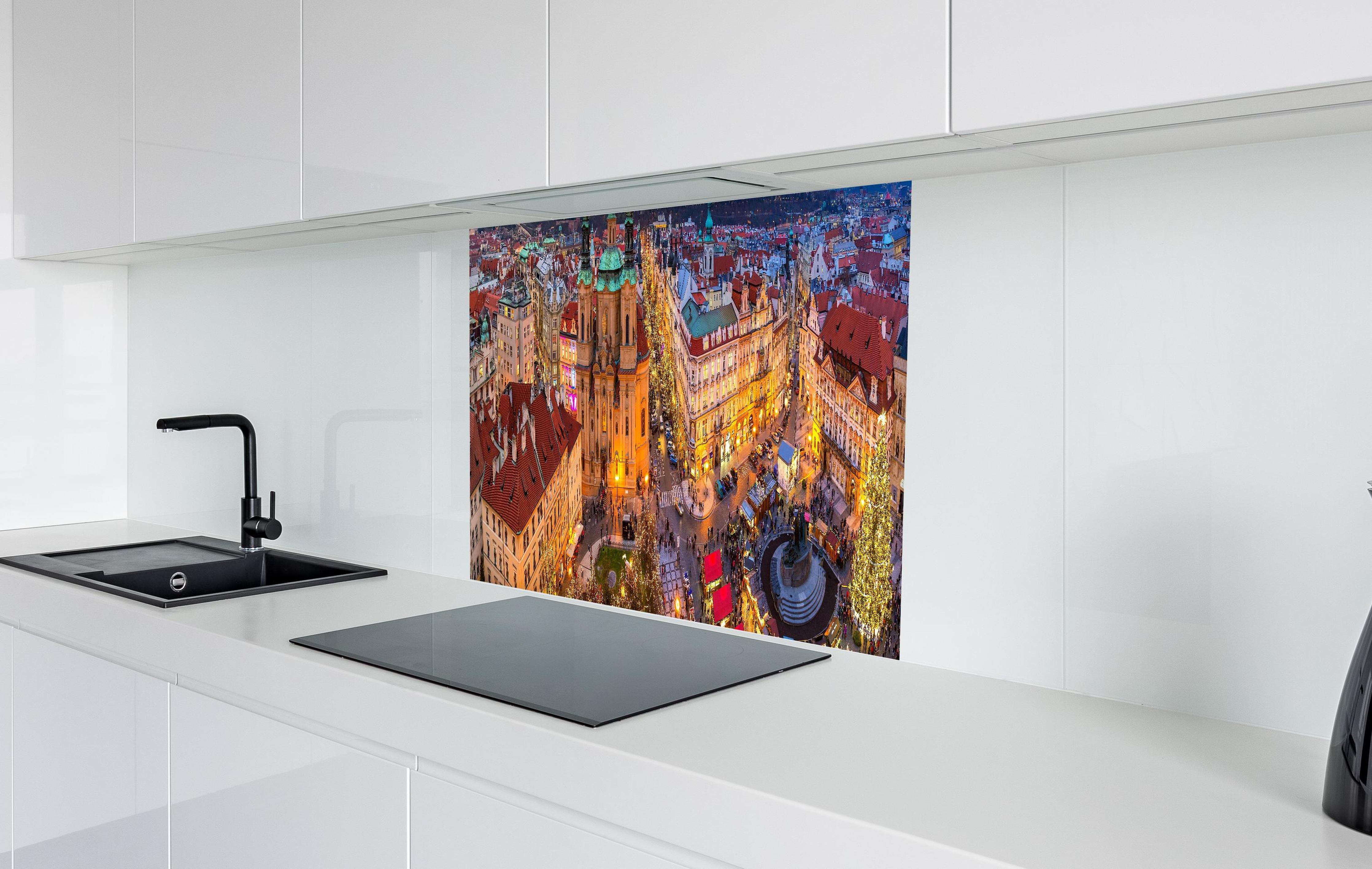Spritzschutz - Altstadt von Prag zu Weihnachten in weißer Hochglanz-Küche hinter einem Cerankochfeld