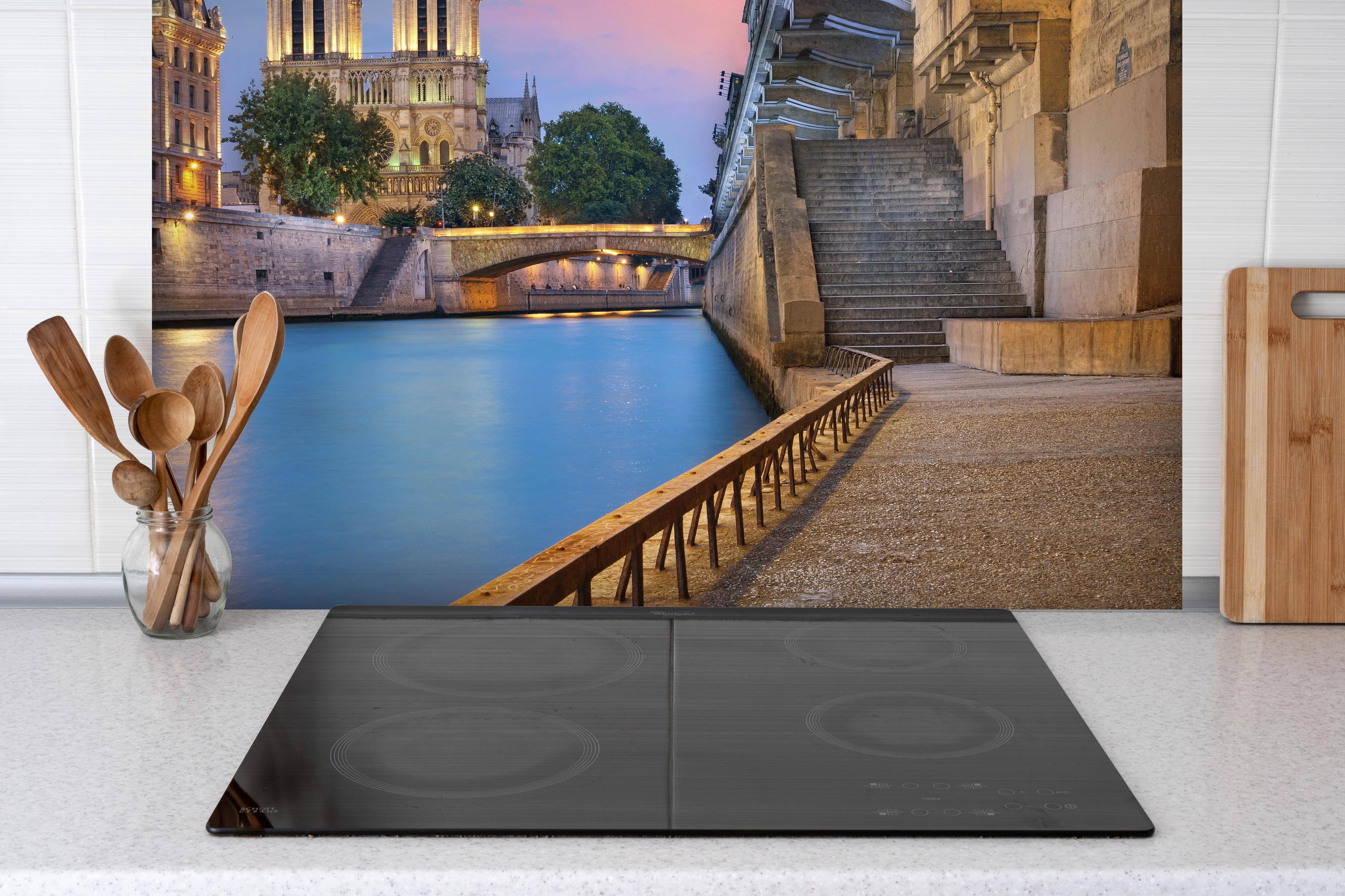 Spritzschutz - Anblick auf Kathedrale Notre-Dame vom Ufer hinter einem Cerankochfeld zwischen Holz-Kochutensilien