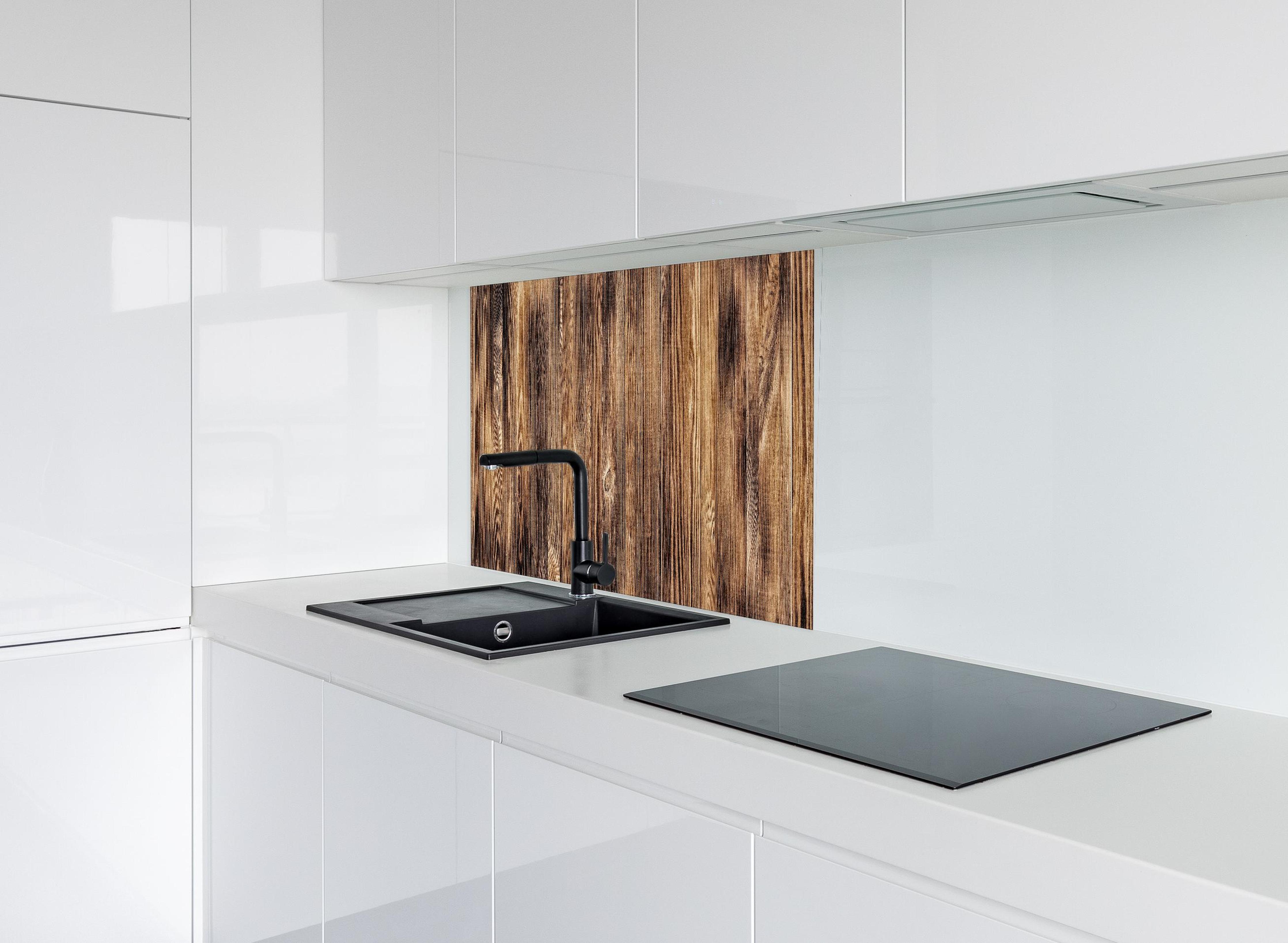 Spritzschutz - Angebrannte Naturholzplatte hinter modernem schwarz-matten Spülbecken in weißer Hochglanz-Küche