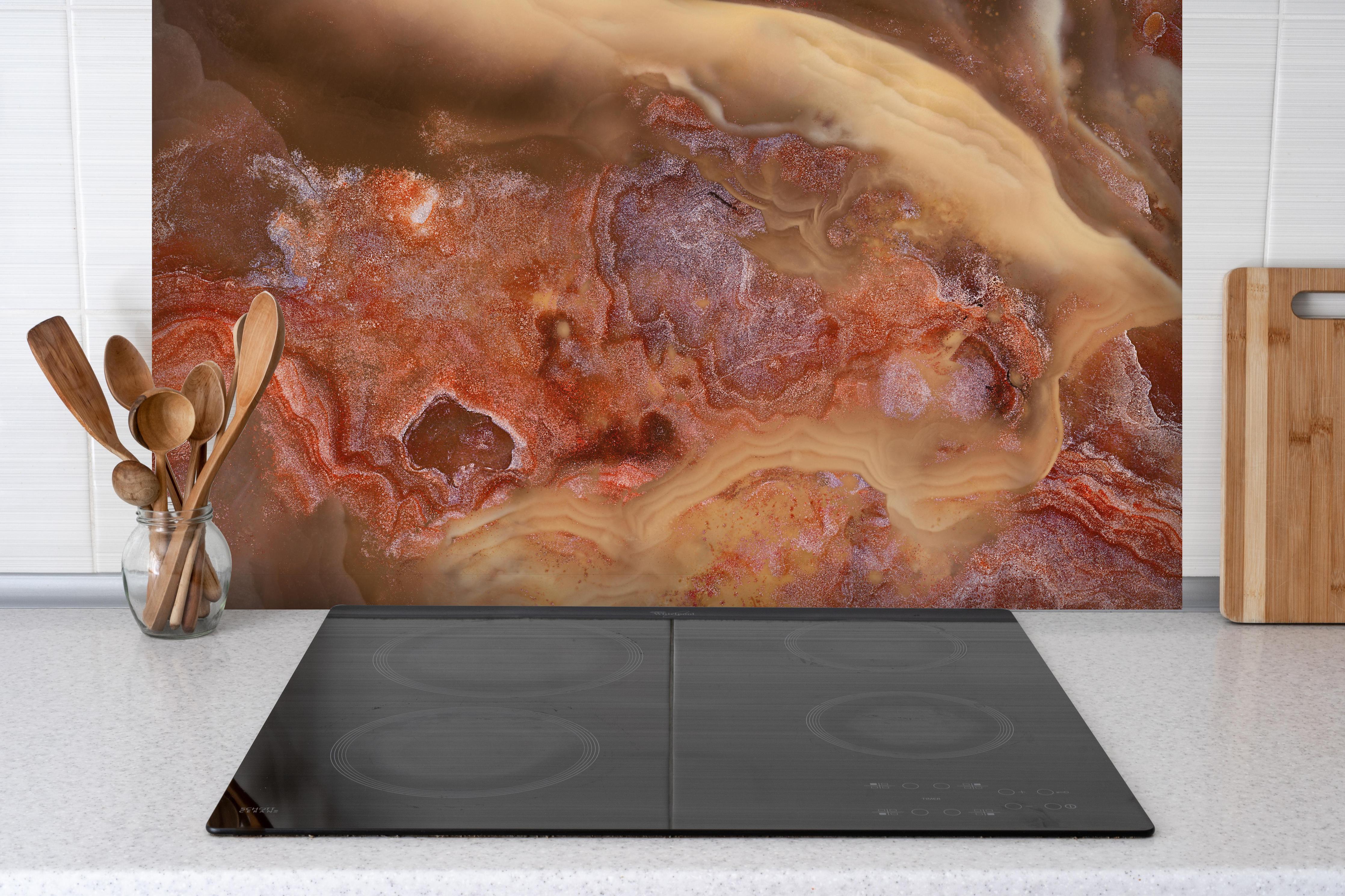 Spritzschutz - Antikes Marmordesign hinter einem Cerankochfeld zwischen Holz-Kochutensilien