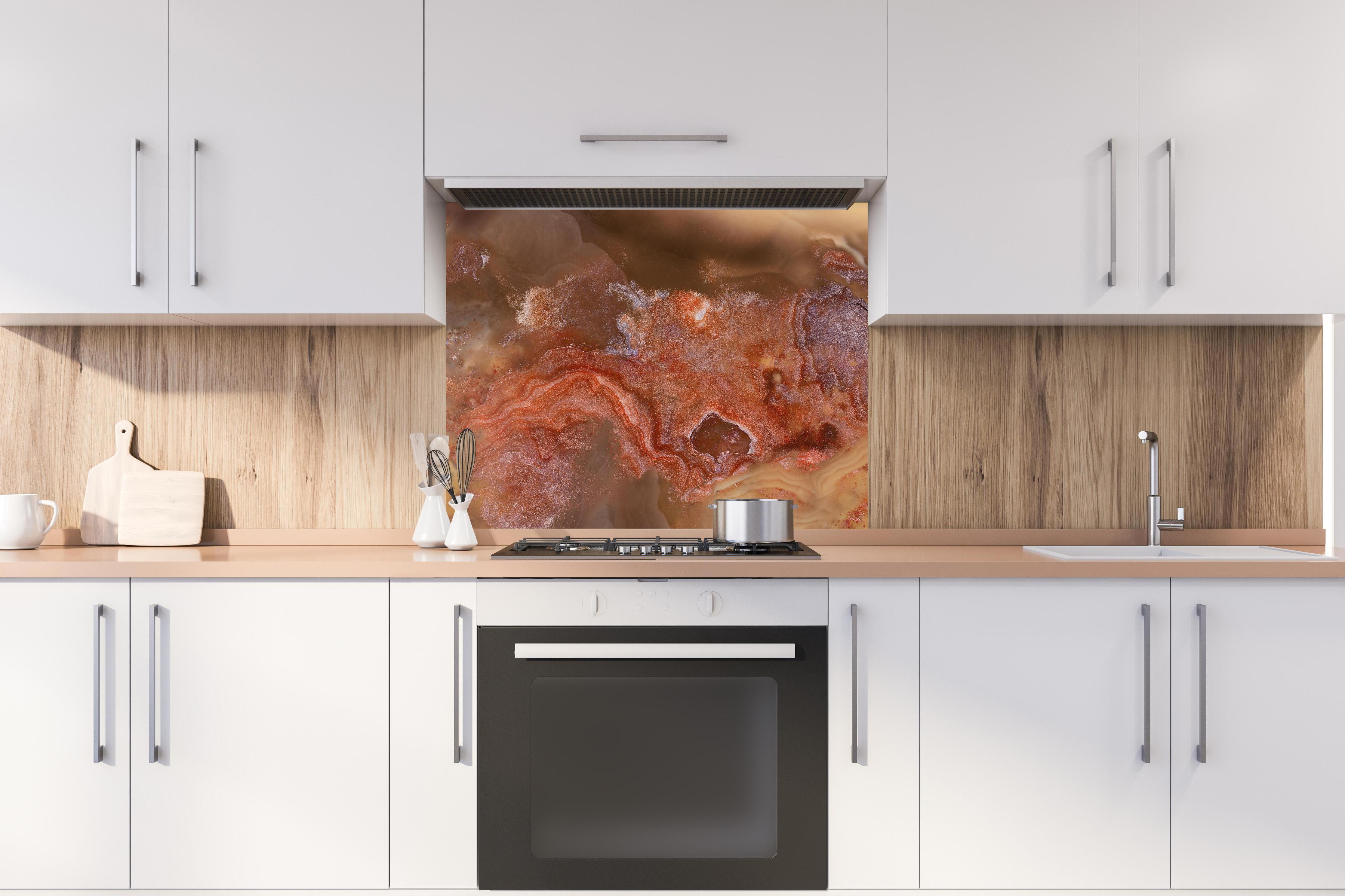 Spritzschutz - Antikes Marmordesign hinter stilvollem Gasherd unter Dunstabzugshaube