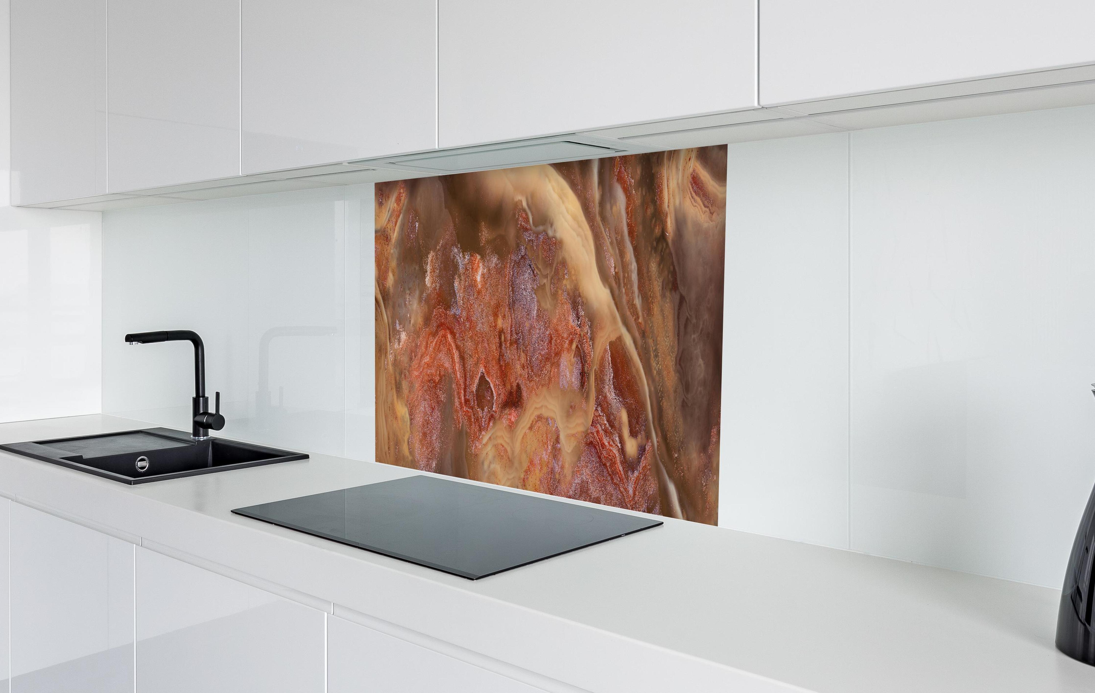 Spritzschutz - Antikes Marmordesign in weißer Hochglanz-Küche hinter einem Cerankochfeld