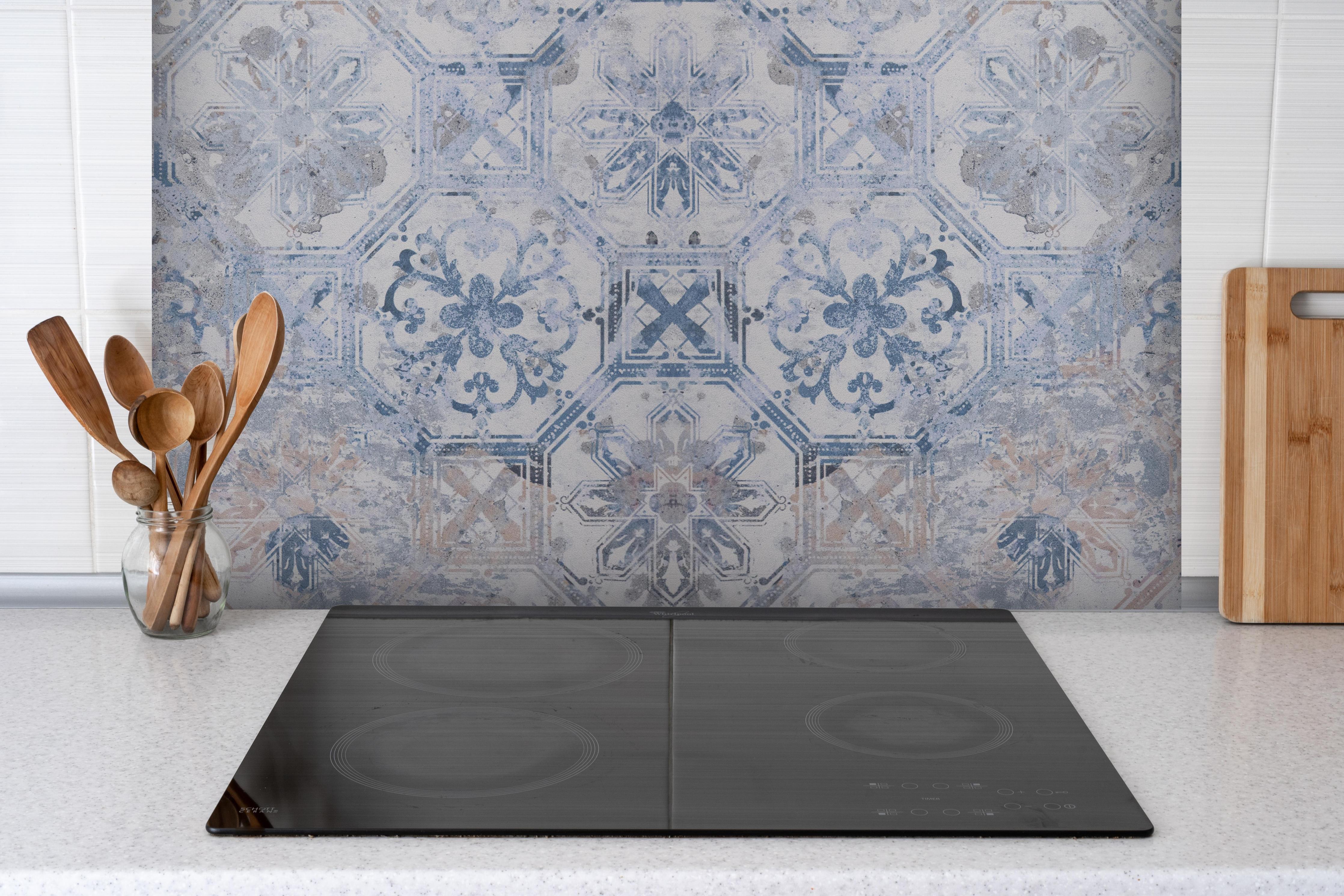 Spritzschutz - Aquarall Vintage Fliesen hinter einem Cerankochfeld zwischen Holz-Kochutensilien