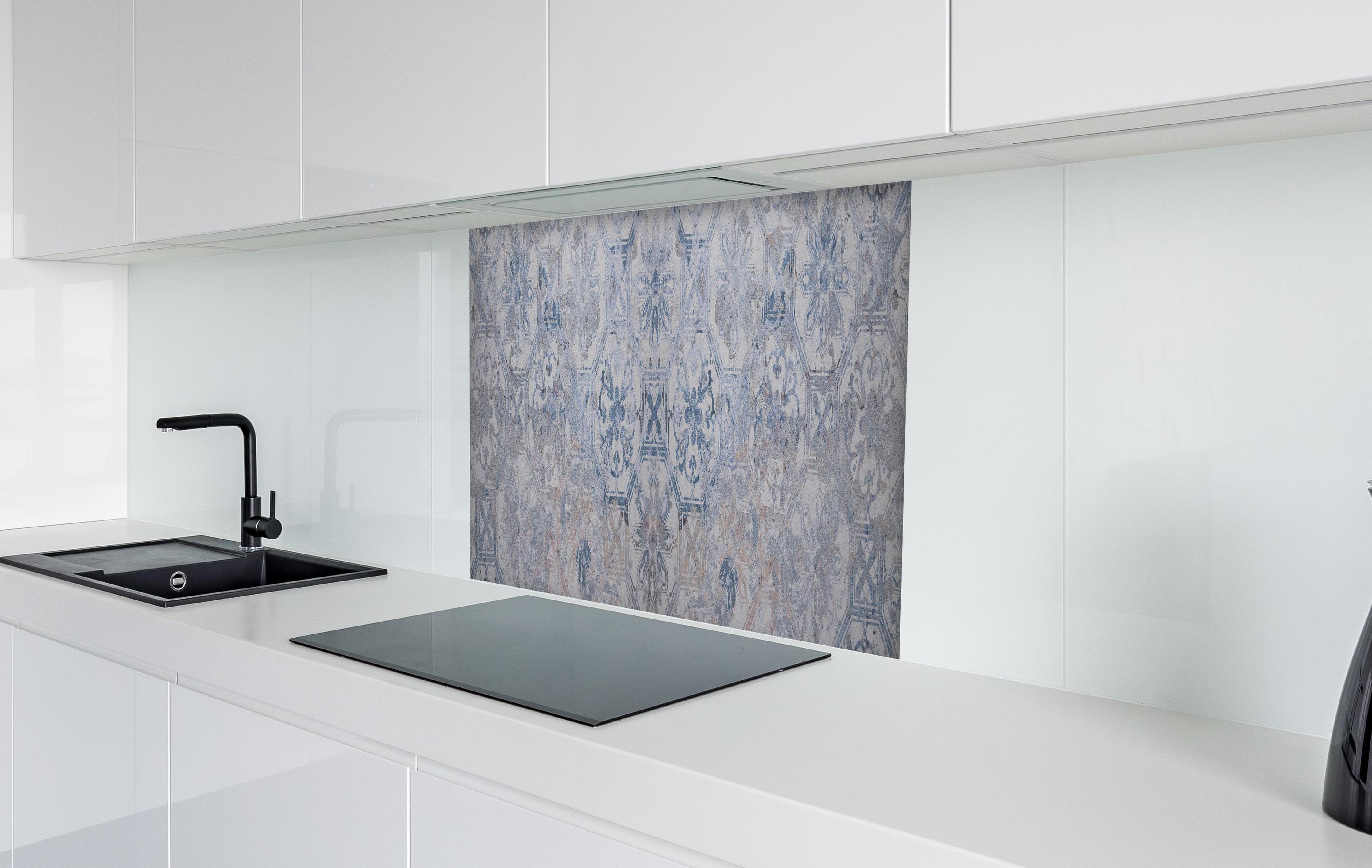 Spritzschutz - Aquarall Vintage Fliesen in weißer Hochglanz-Küche hinter einem Cerankochfeld