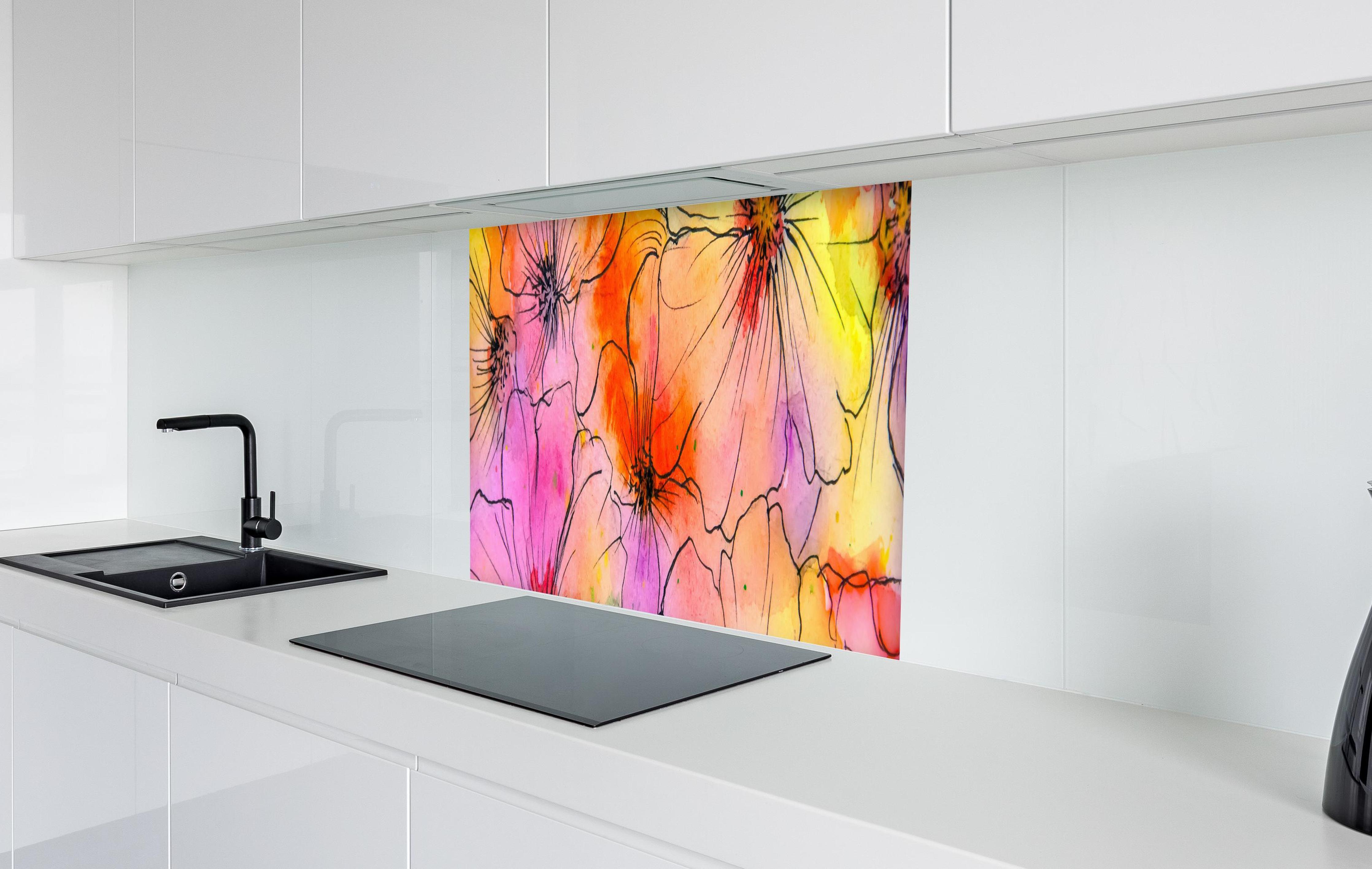 Spritzschutz - Aquarell Blumen Malerei in weißer Hochglanz-Küche hinter einem Cerankochfeld
