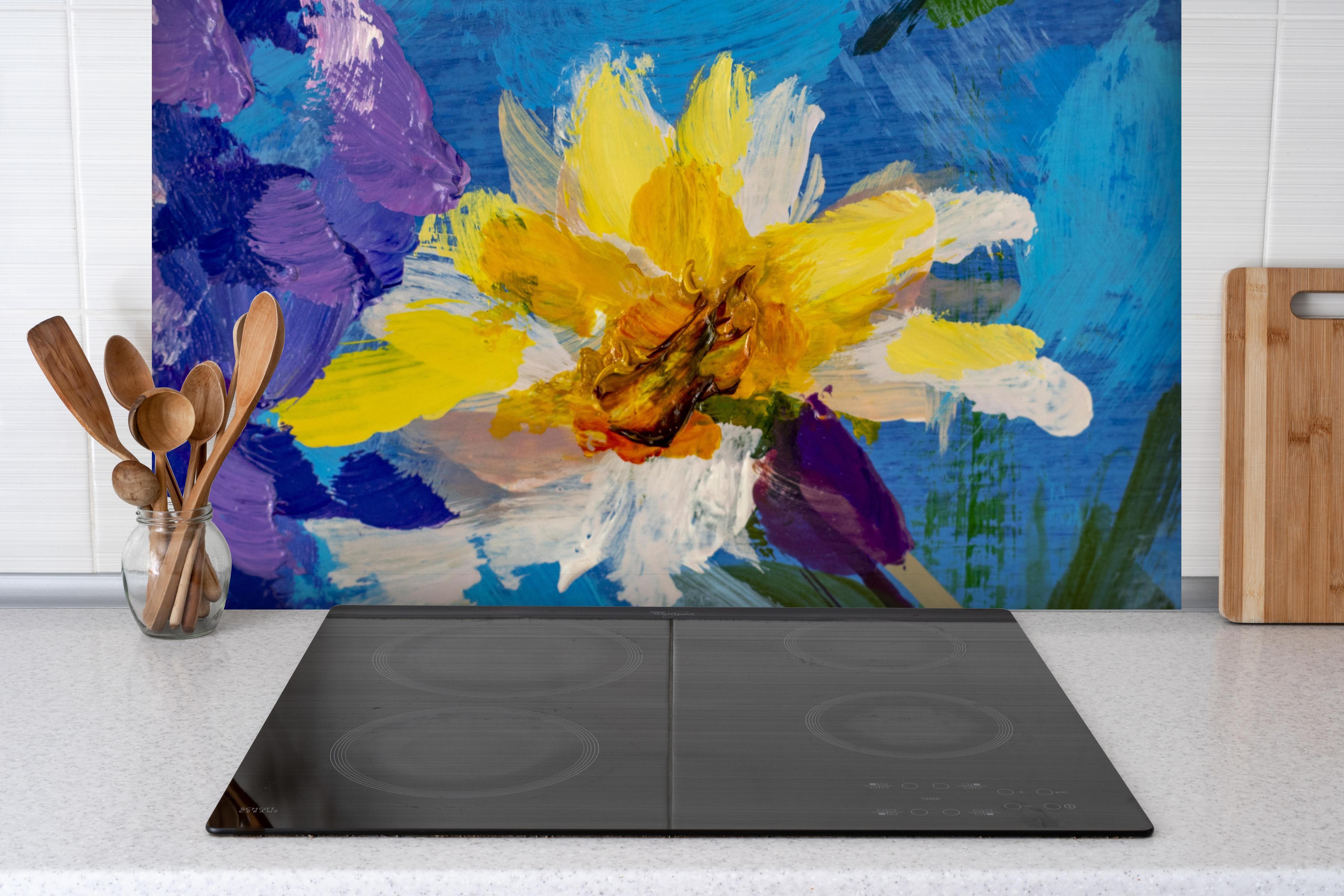 Spritzschutz - Aquarell Blumengemälde (Claude Monet) hinter einem Cerankochfeld zwischen Holz-Kochutensilien