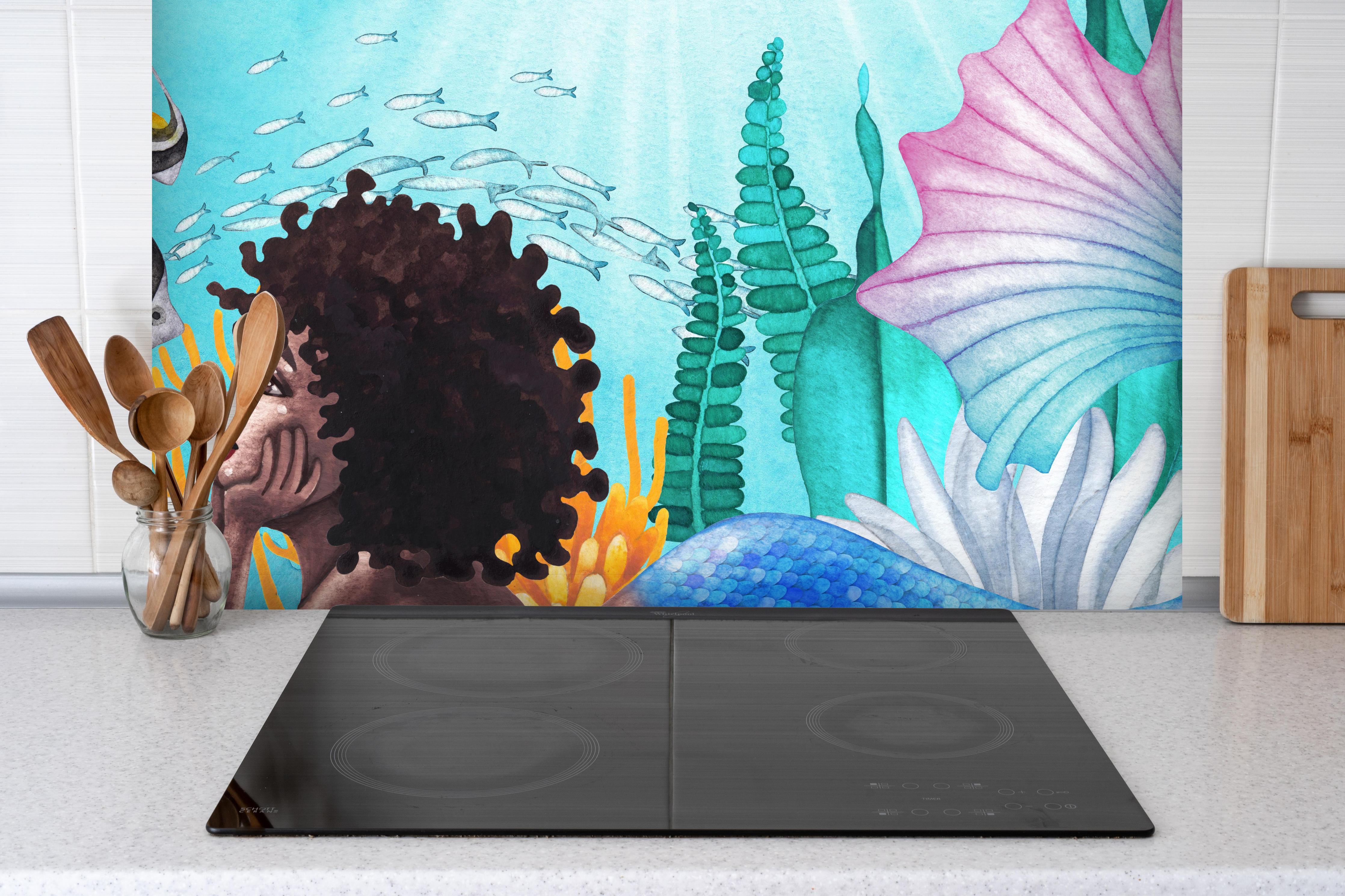 Spritzschutz - Aquarell Meerjungfrau liegt am Boden des Ozean hinter einem Cerankochfeld zwischen Holz-Kochutensilien