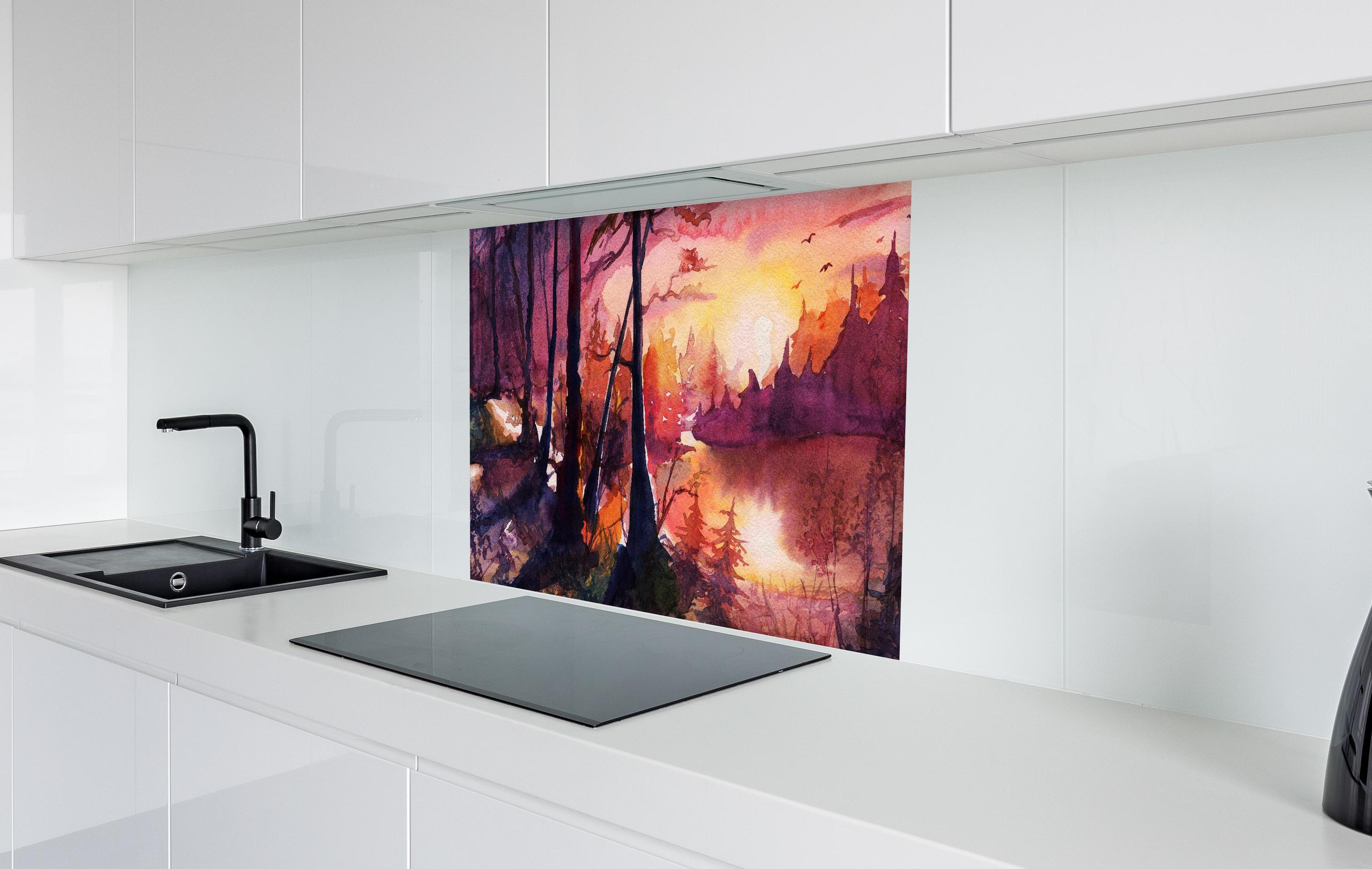 Spritzschutz - Aquarell Waldlandschaft Malerei in weißer Hochglanz-Küche hinter einem Cerankochfeld