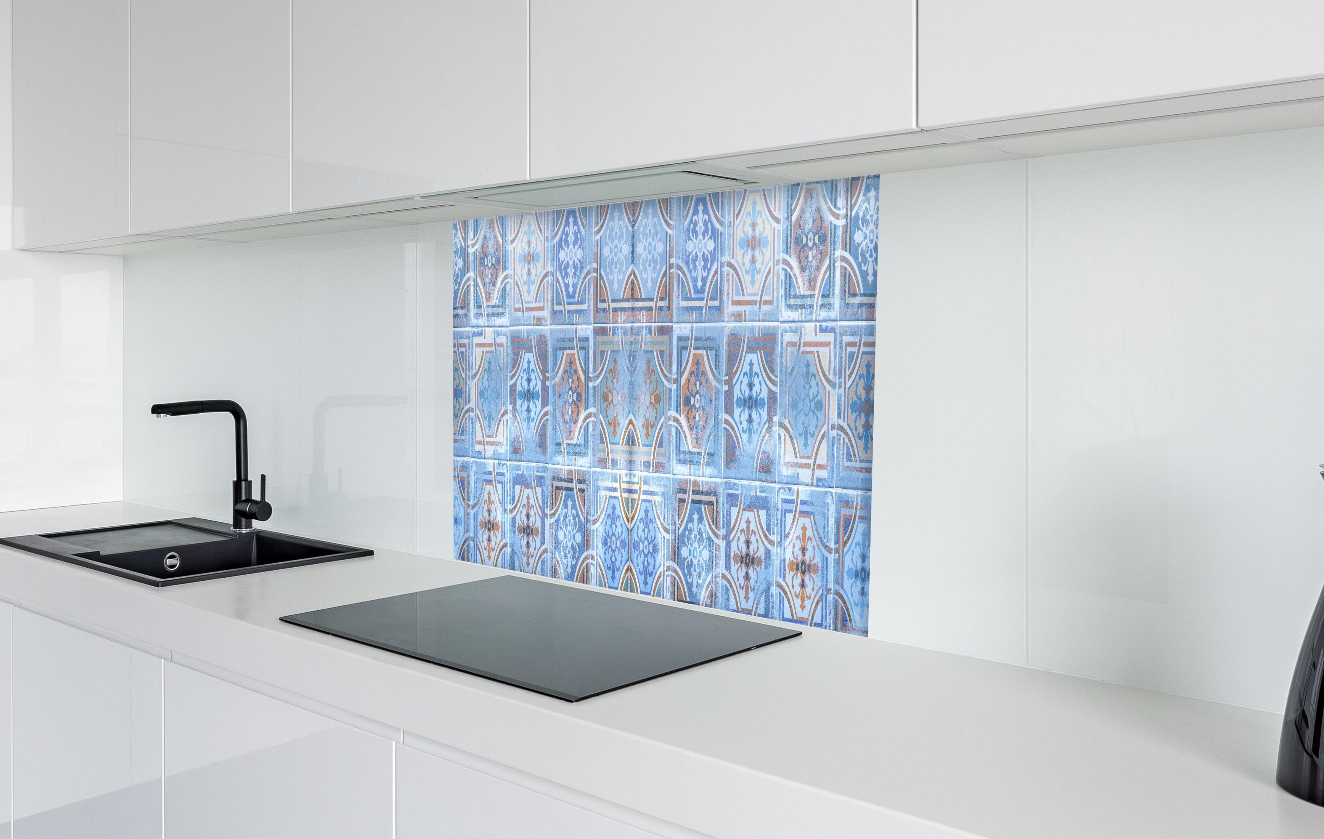 Spritzschutz - Arabische Fliesen Textur in weißer Hochglanz-Küche hinter einem Cerankochfeld
