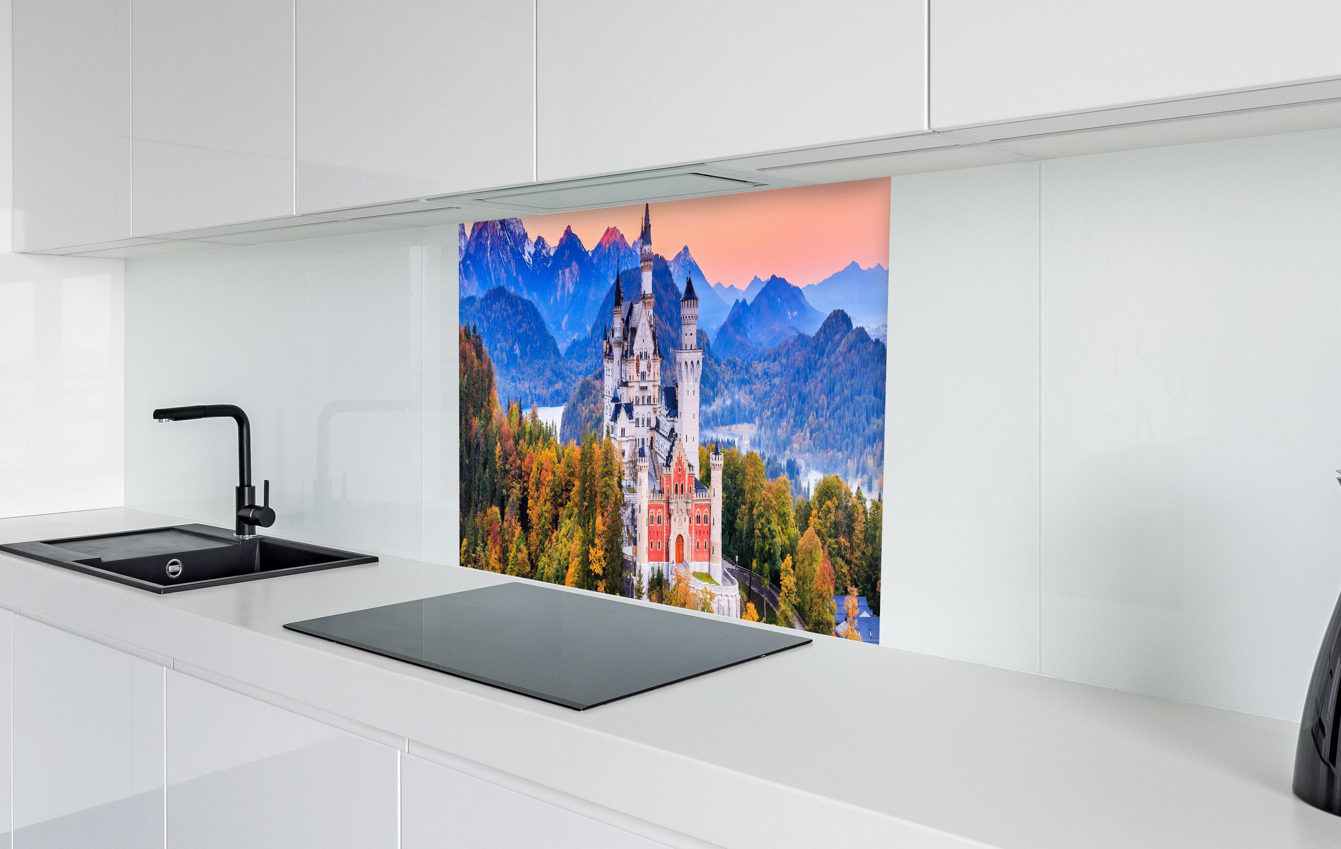 Spritzschutz - Ästhetisches Schloss Neuschawn in weißer Hochglanz-Küche hinter einem Cerankochfeld