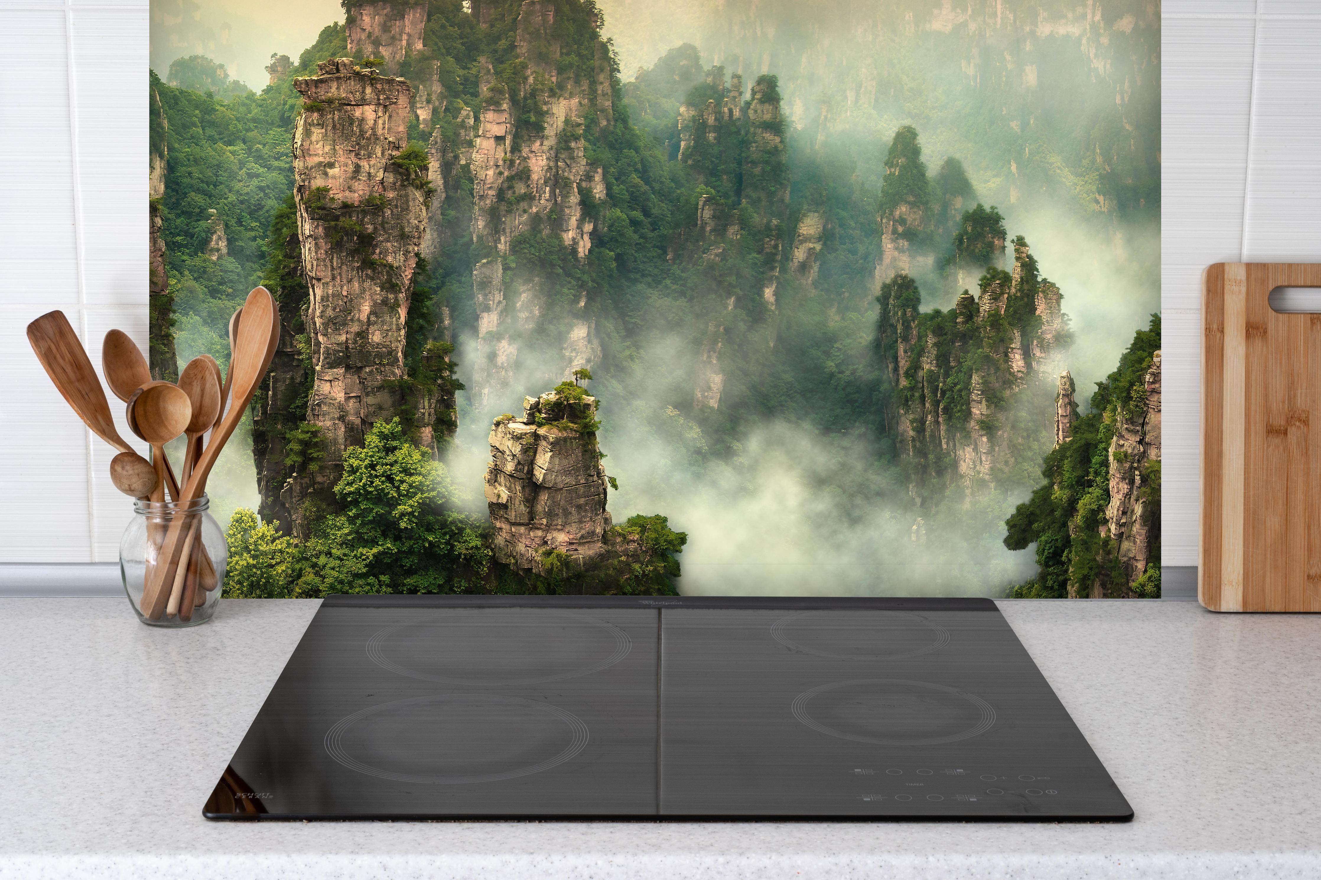 Spritzschutz - Atemberaubende Landschaft in China hinter einem Cerankochfeld zwischen Holz-Kochutensilien