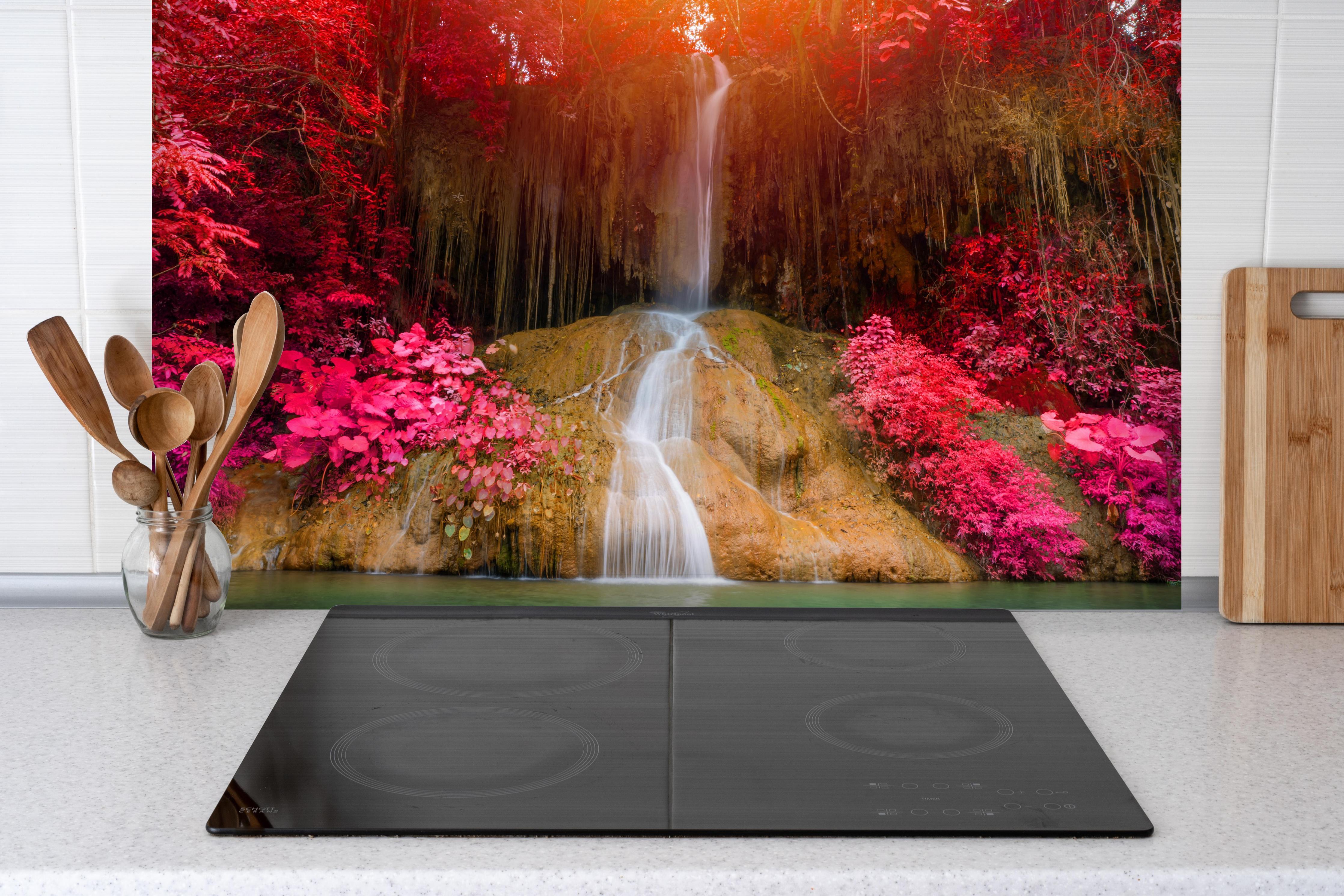 Spritzschutz - Atemberaubender Phu sang Wasserfall hinter einem Cerankochfeld zwischen Holz-Kochutensilien