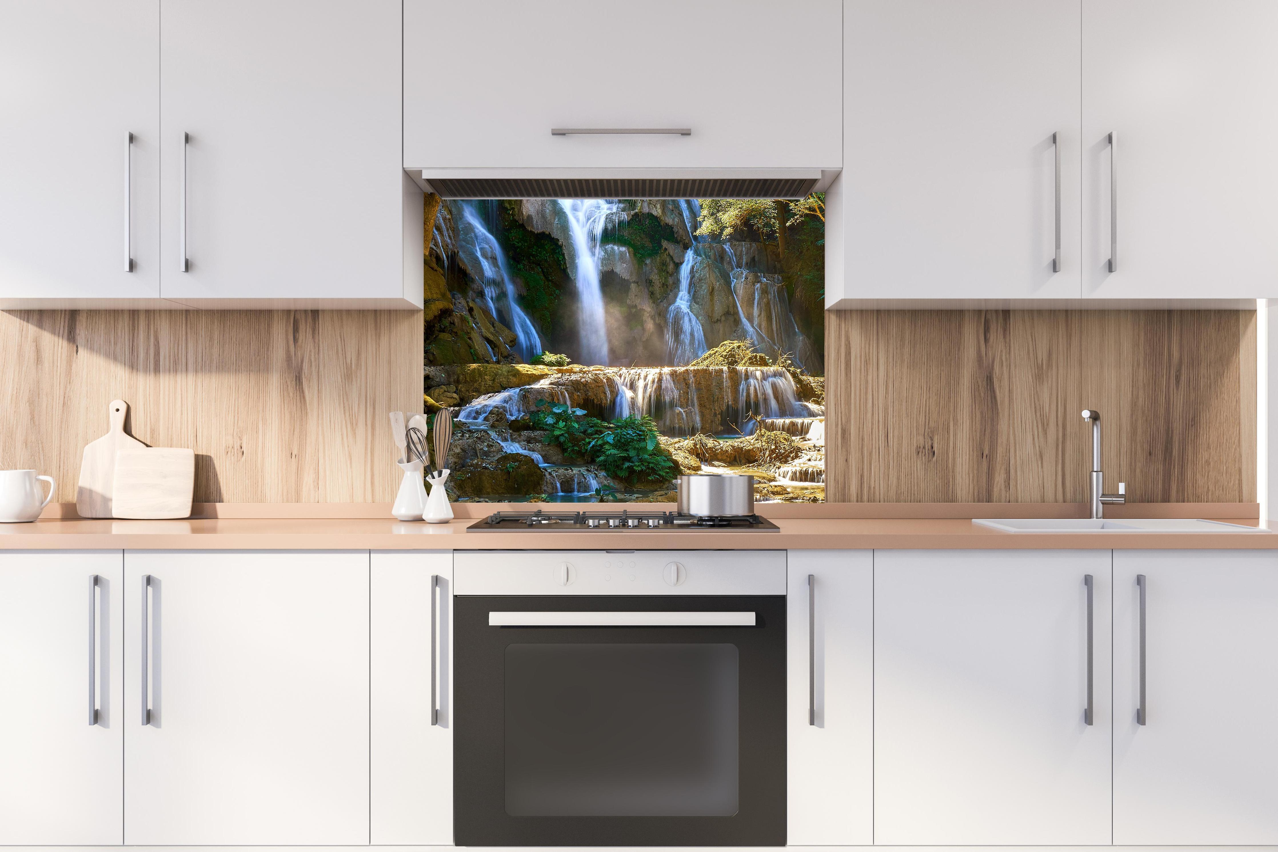 Spritzschutz - Atemberaubender Wasserfall in Laos hinter stilvollem Gasherd unter Dunstabzugshaube